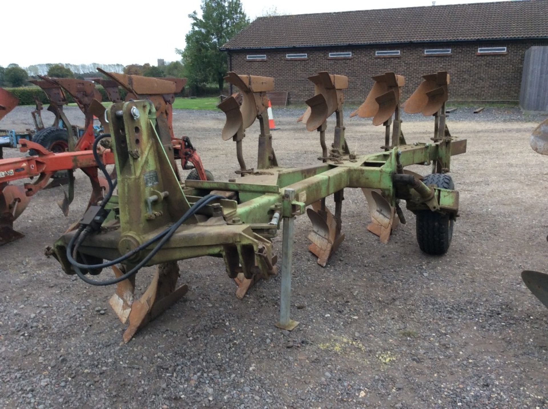 Dowdeswell DP7 D2 4+1 14" reversible plough. UCN bodies. Serial number 871434189.