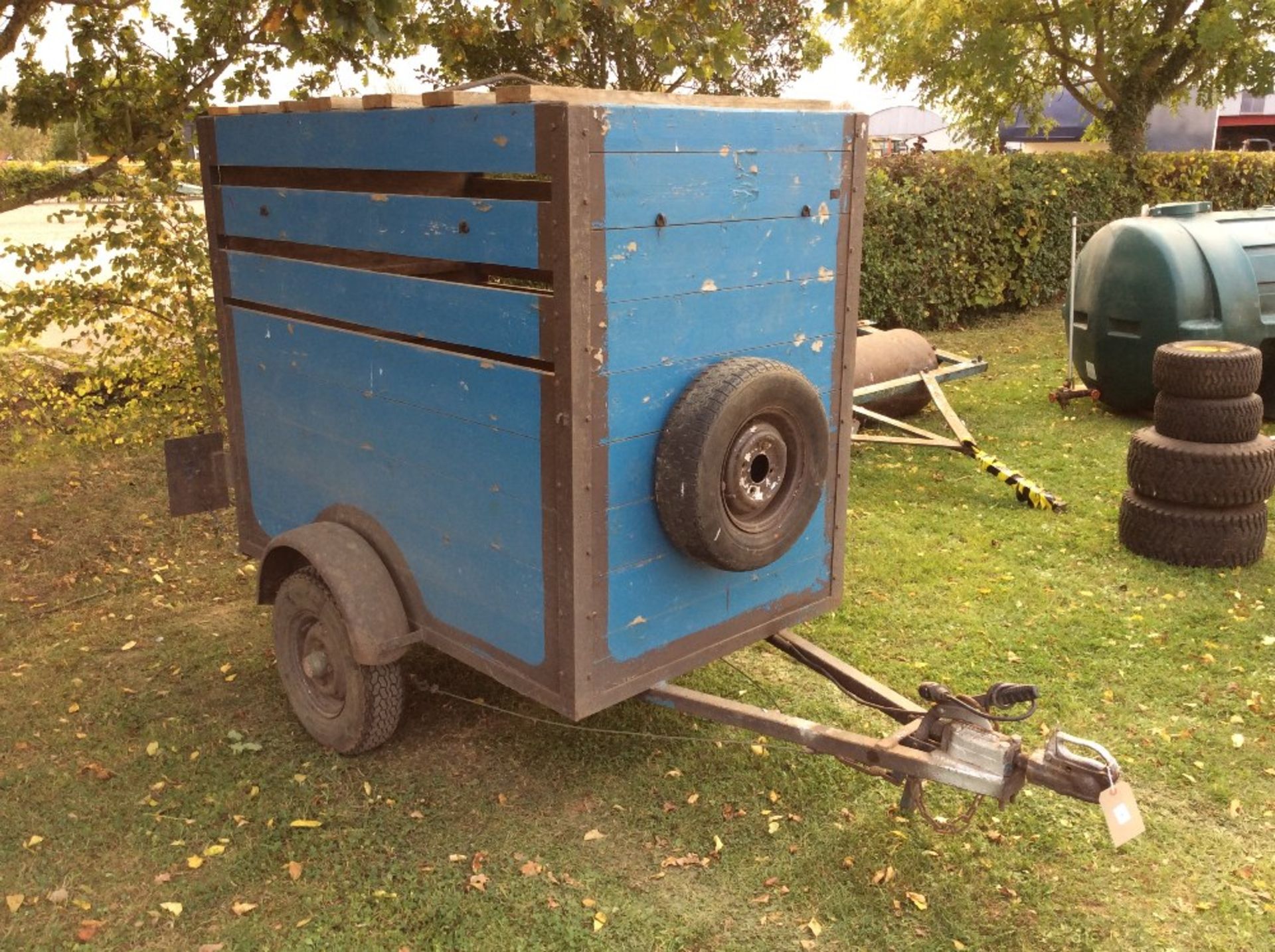 Small single axle livestock trailer. - Image 2 of 3