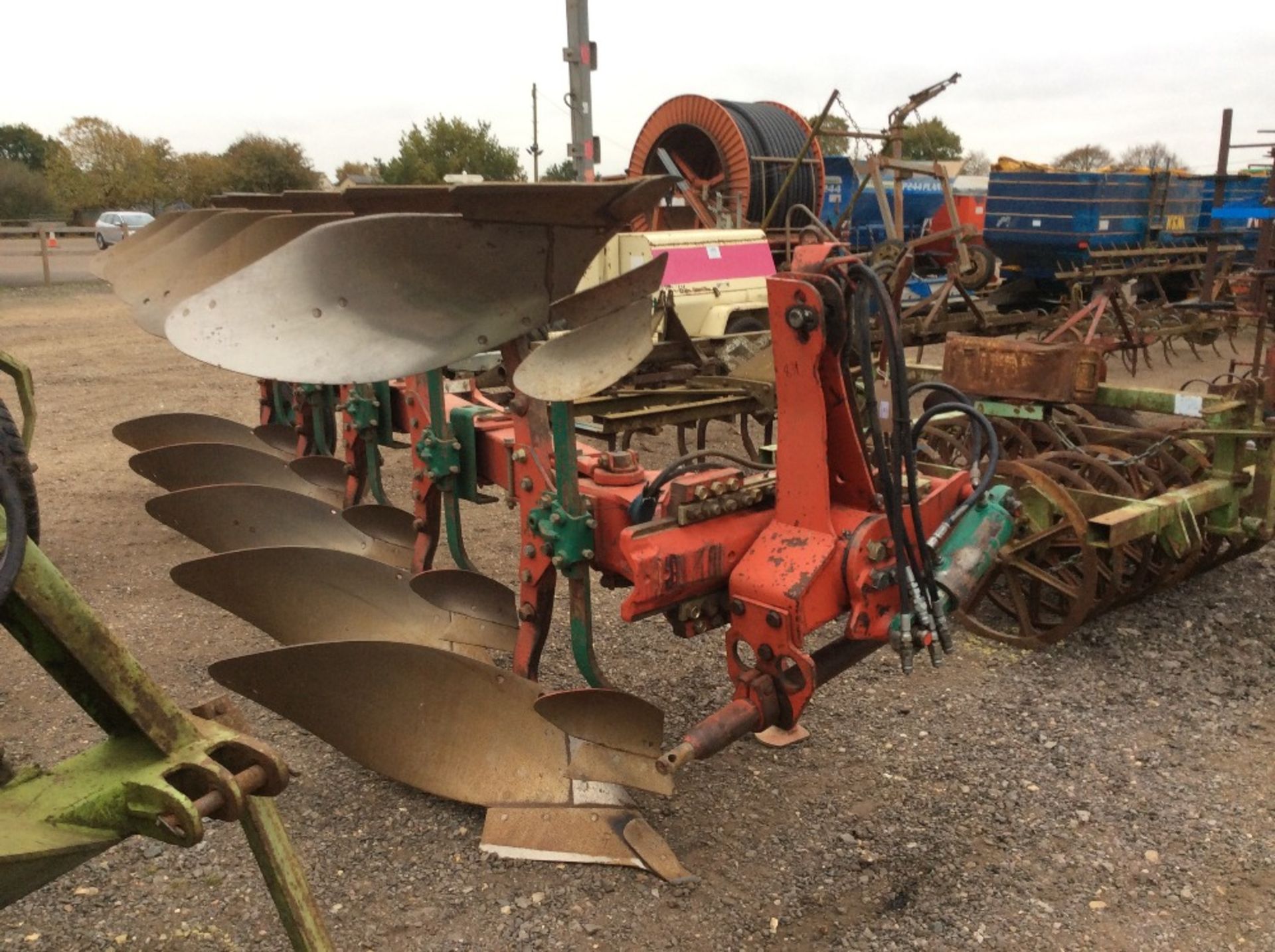 Kverneland L085 5F reversible plough. With rear discs. - Image 2 of 2
