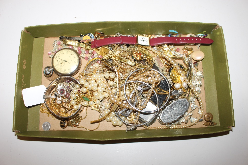 A tray of various costume jewellery