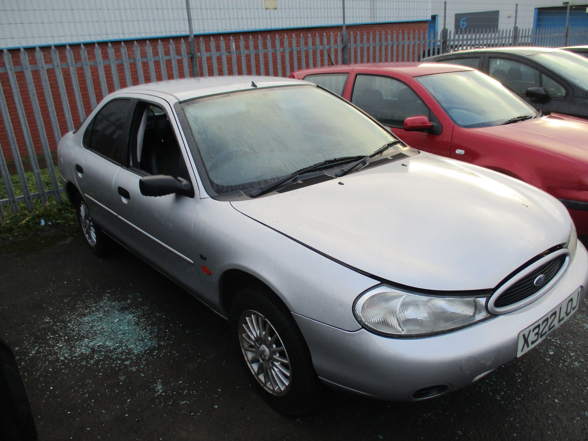 FORD MONDEO VERONA 1.8L 5 DOOR HATCHBACK - petrol - silver Reg No X322 LOJ Rec Mil 76,295+as at 15. - Image 3 of 3