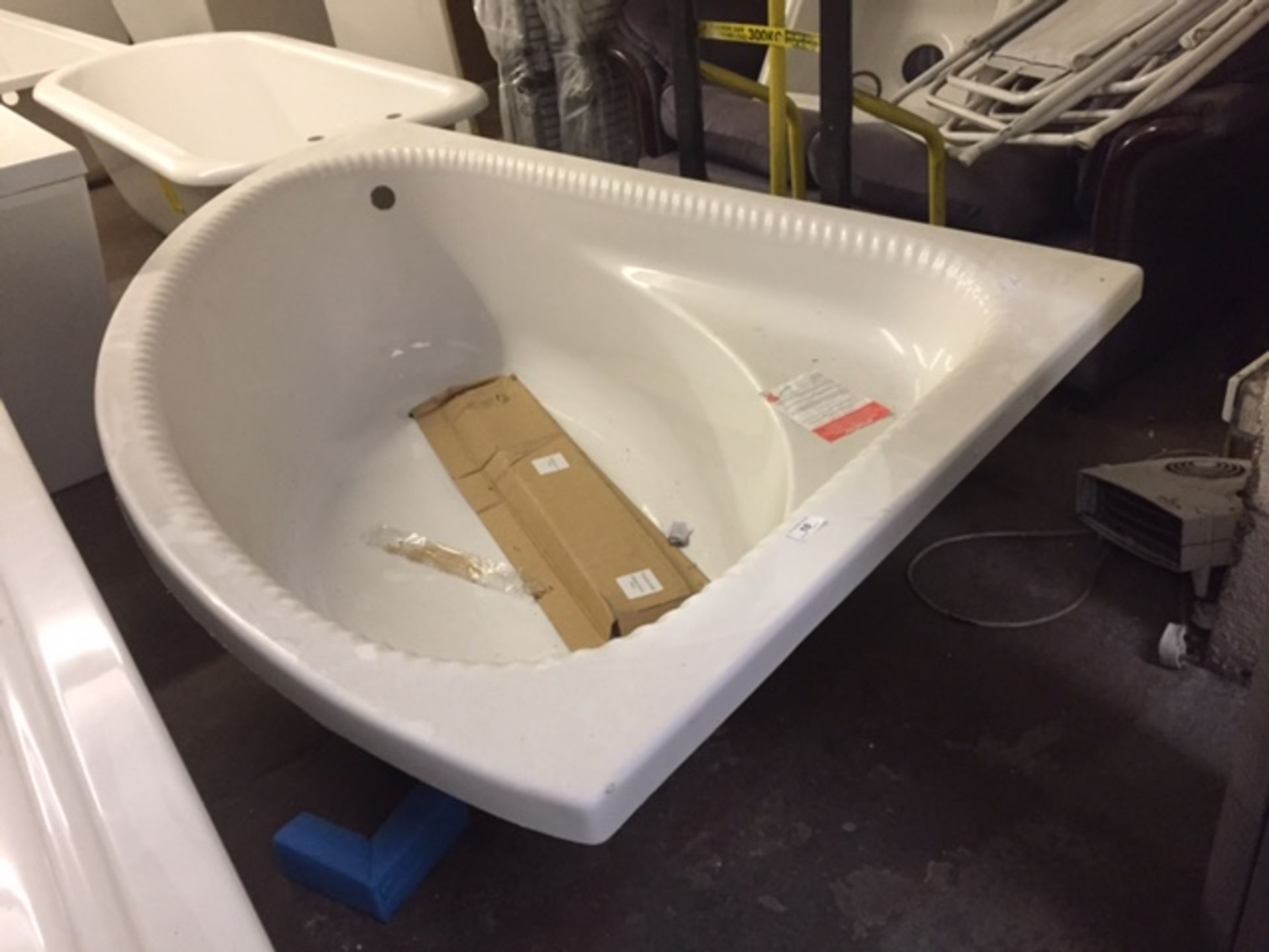 1500x1000 corner bath with integrated seat