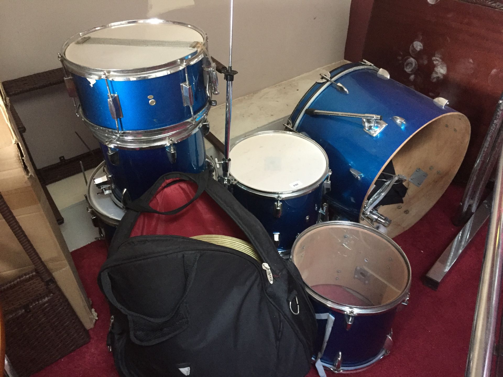 Drum kit comp base drum, floor tom, three other toms, 2 snares,