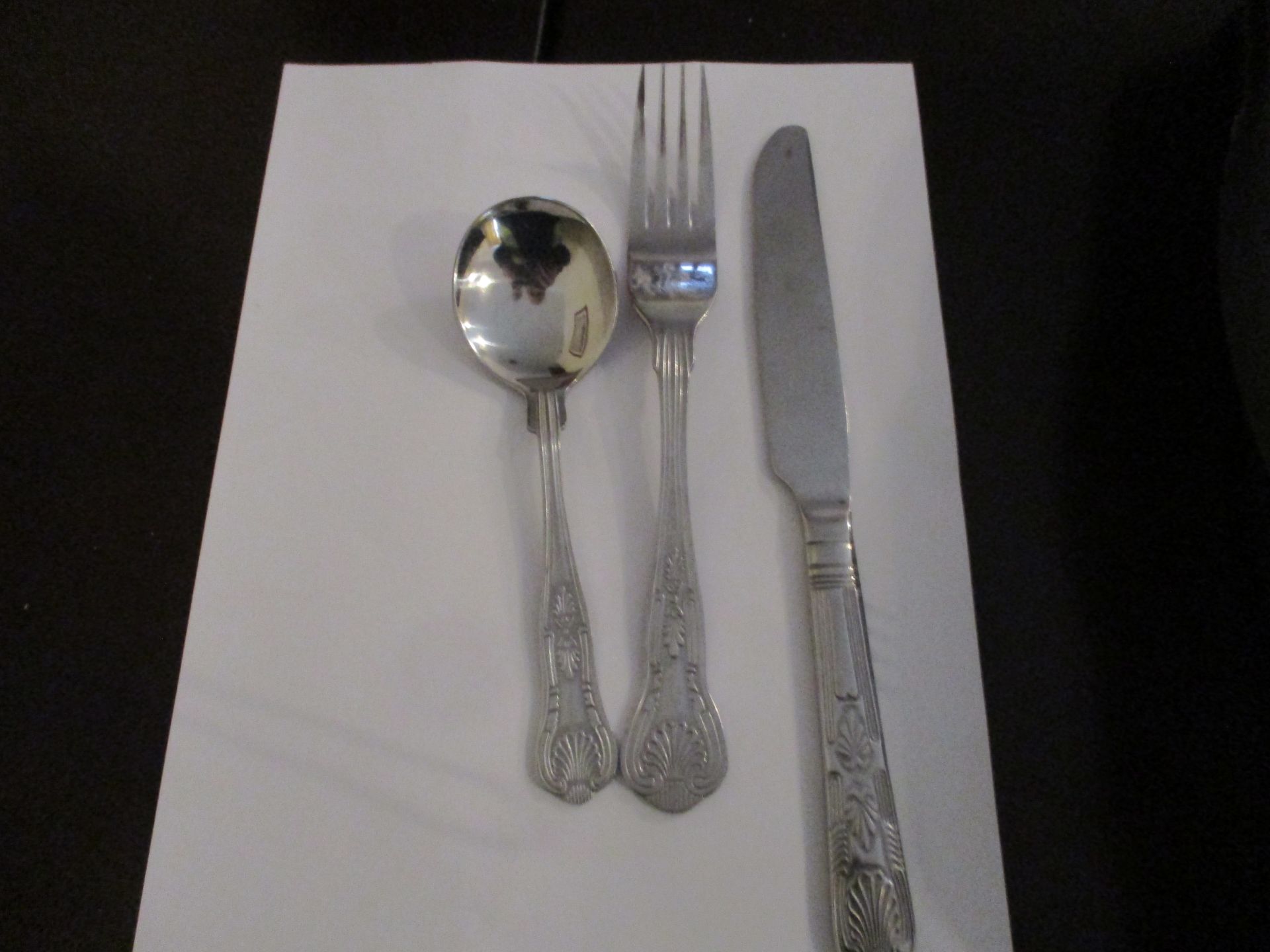 Contents to five trays - approx 585 pieces of King's Pattern stainless steel cutlery - some by