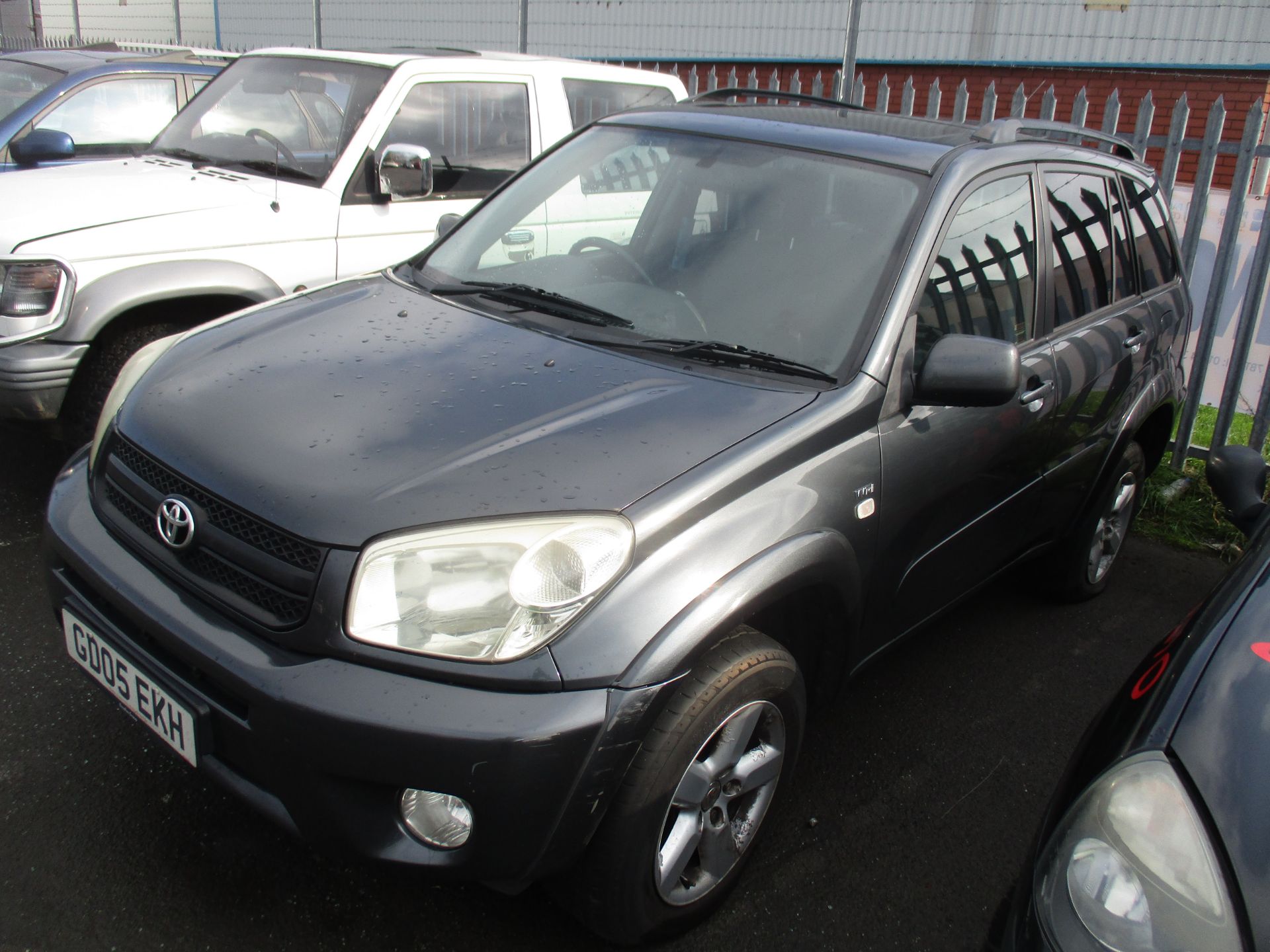 TOYOTA RAV4 XT-R VVT-I 2.0L ESTATE - pet - Image 2 of 3