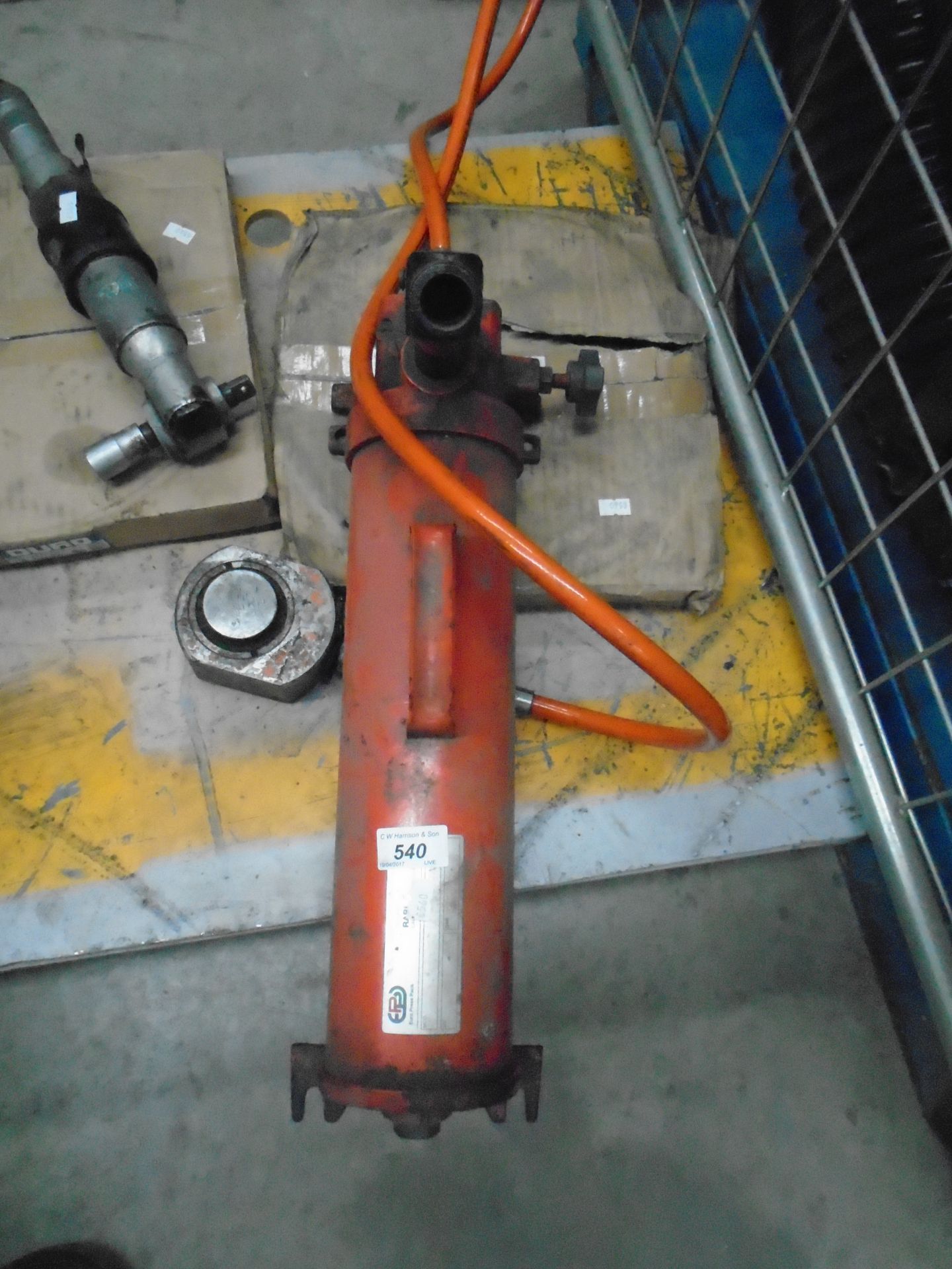 A Red Euro Press Pack hydraulic jack