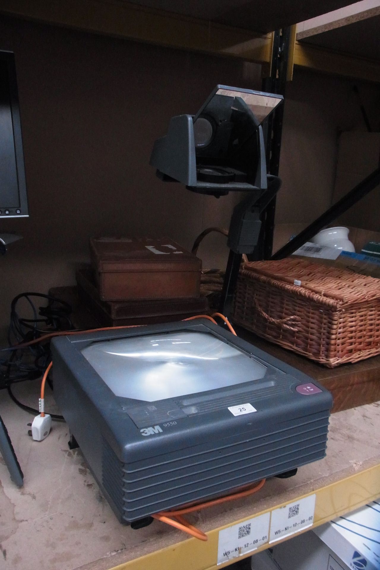 A Dell 3M 9550 overhead projector - power lead