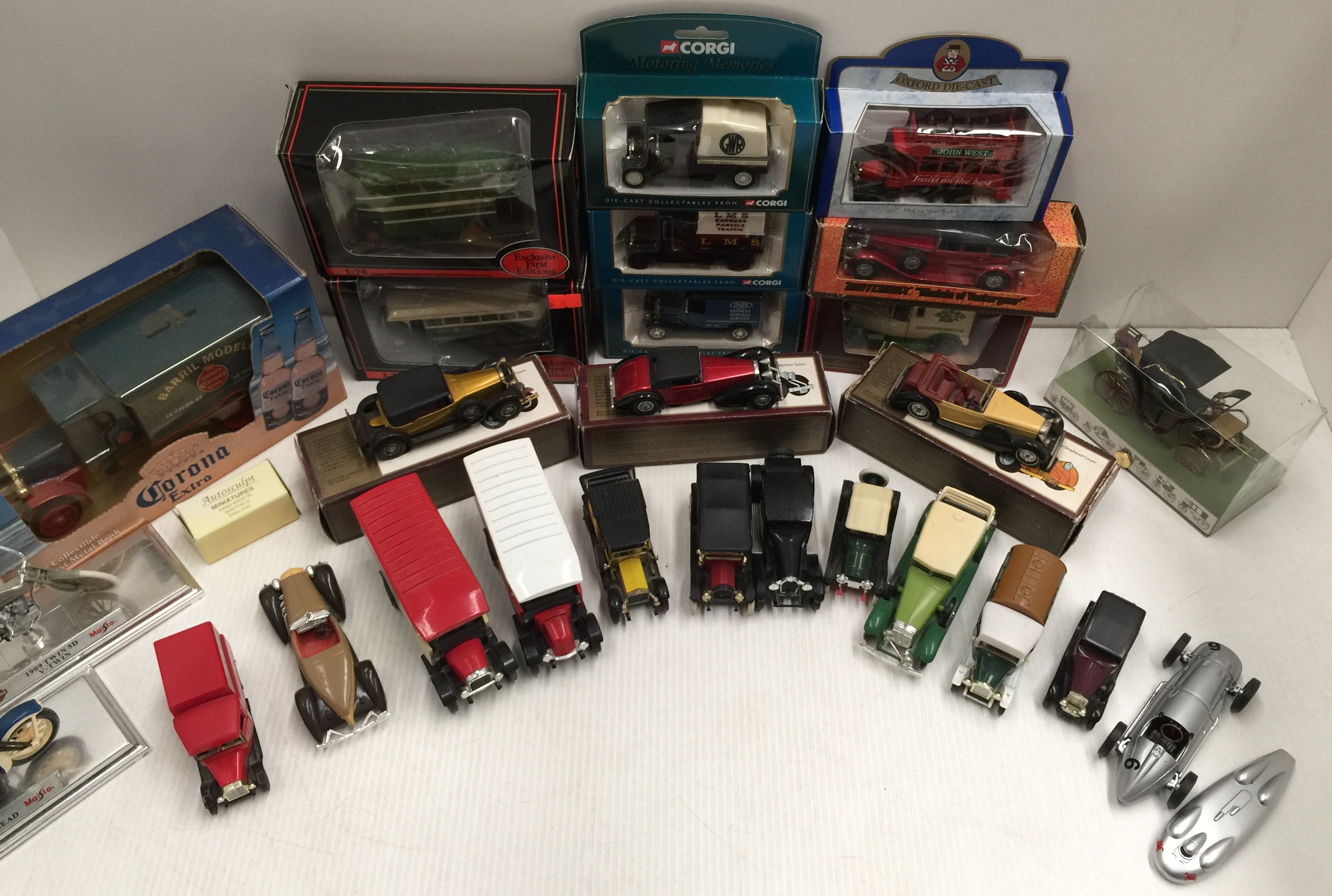Contents to 3 trays 29 boxed and unboxed diecast model cars, bikes and vans by Corgi, Matchbox, - Image 2 of 3