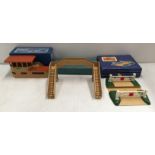 A Hornby Dublo D1 level crossing,