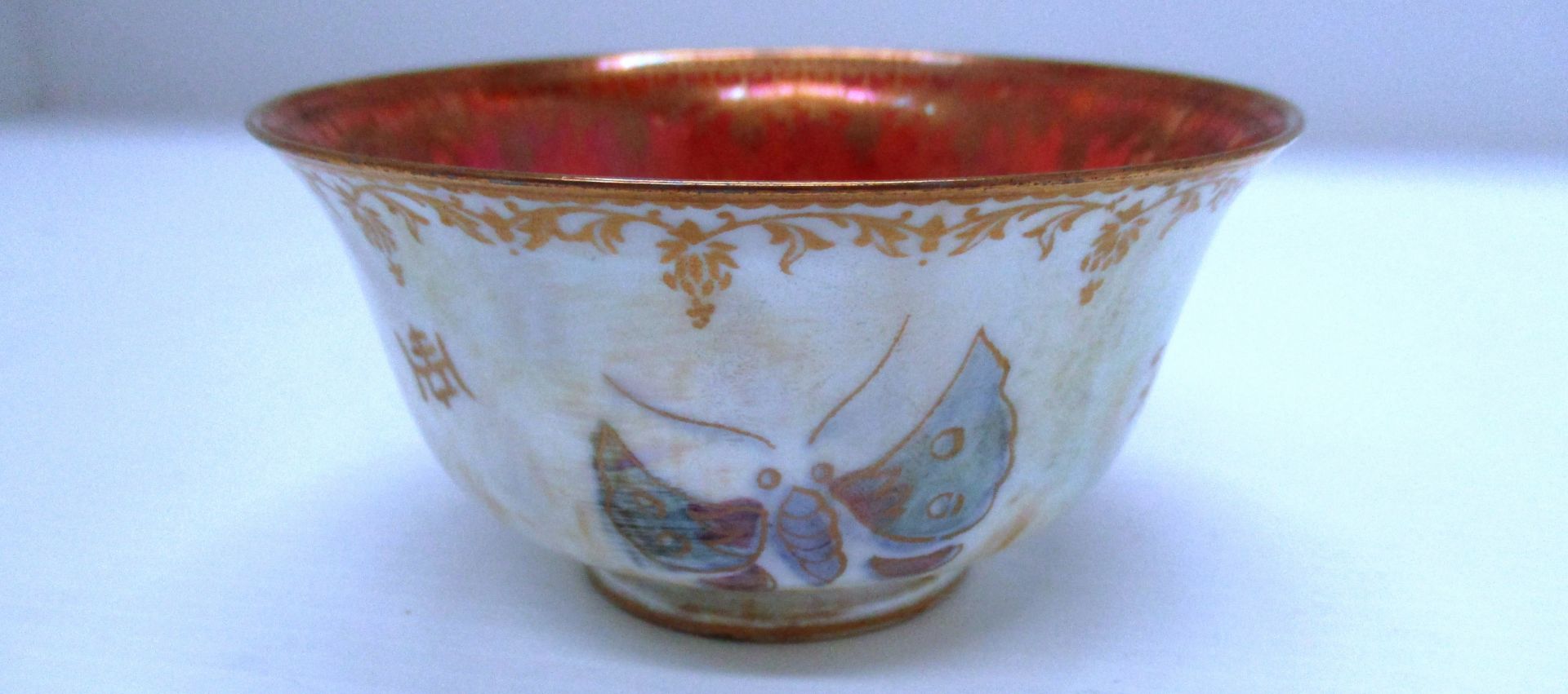 A Wedgwood lustre bowl decorated in butterfly pattern (Z 4832) 10cm