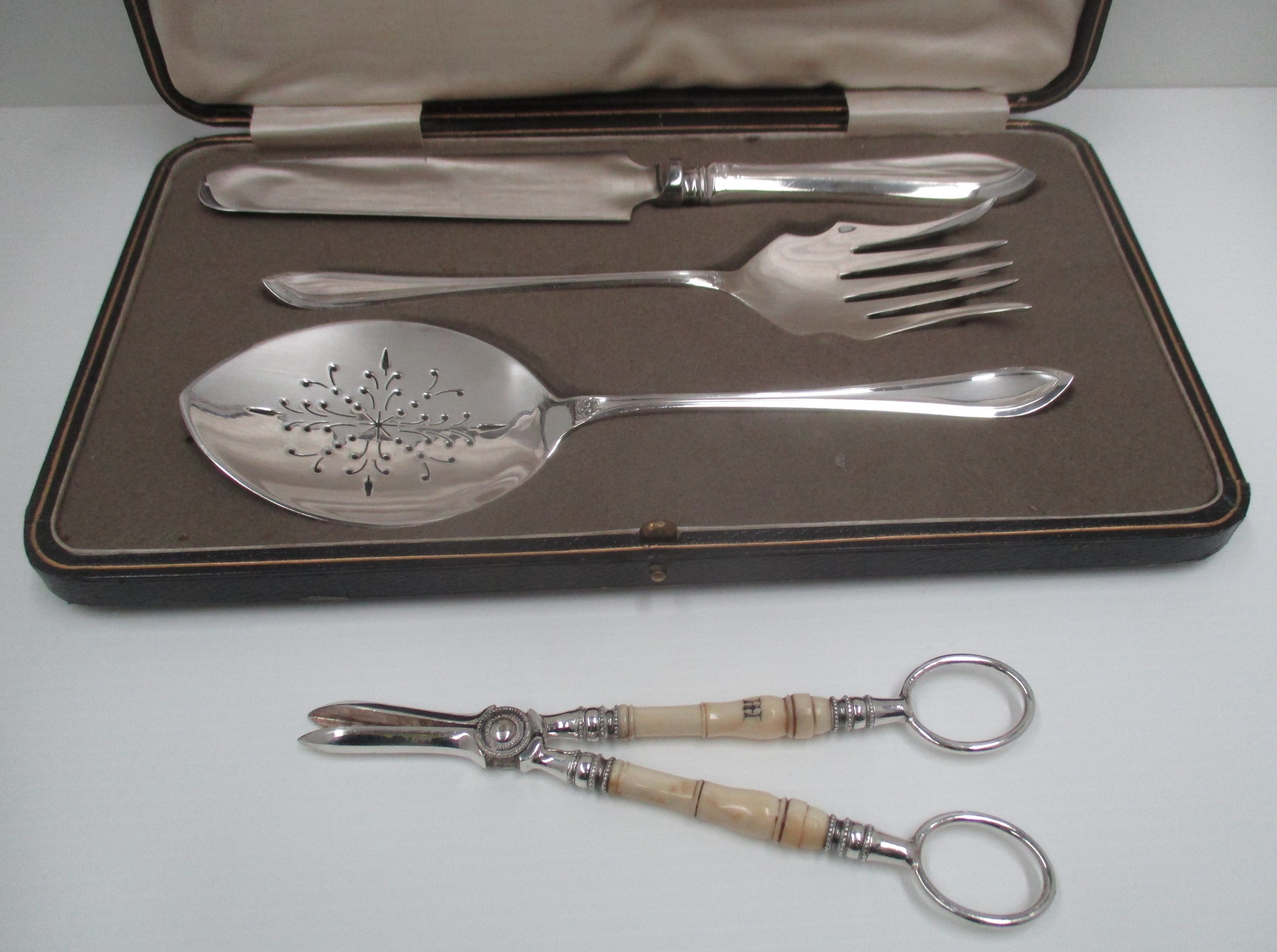 An electroplated three piece confectionery serving set in fitted case and a pair of grape scissors. - Image 2 of 2