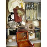 Contents to tray - quantity of miscellaneous items including cufflinks, costume jewellery,