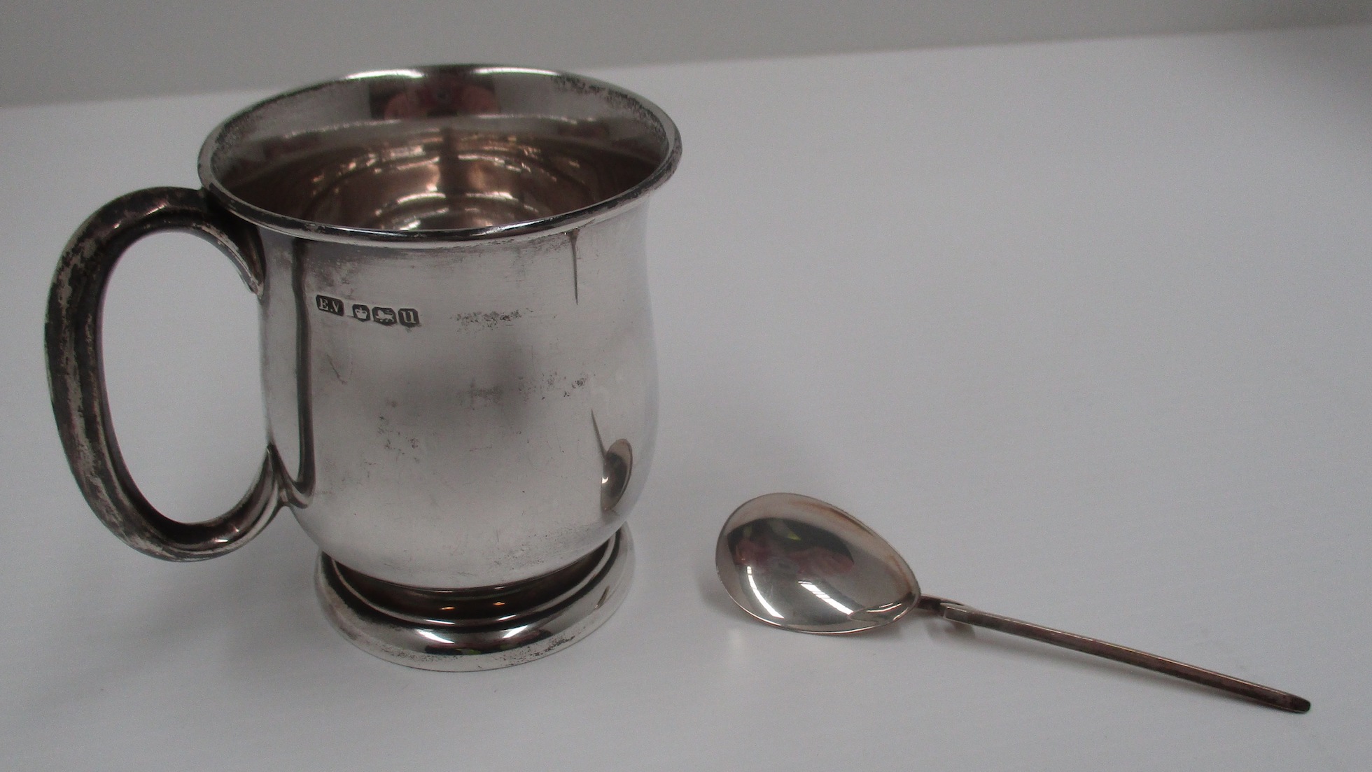 A silver baluster Christening mug with plain handle, Sheffield 1937, 7. - Image 4 of 4