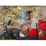 Contents to tray - large quantity of assorted costume jewellery including brooches, necklaces,