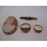 An oval cameo brooch in 9ct gold frame, a 9ct gold signet ring [approximate weight 4g],