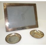 A plain rectangular silver photograph frame [aperture 20 cm x 15 cm] and a pair of silver coasters