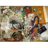 Contents to tray - large quantity of assorted costume jewellery including brooches, beads,