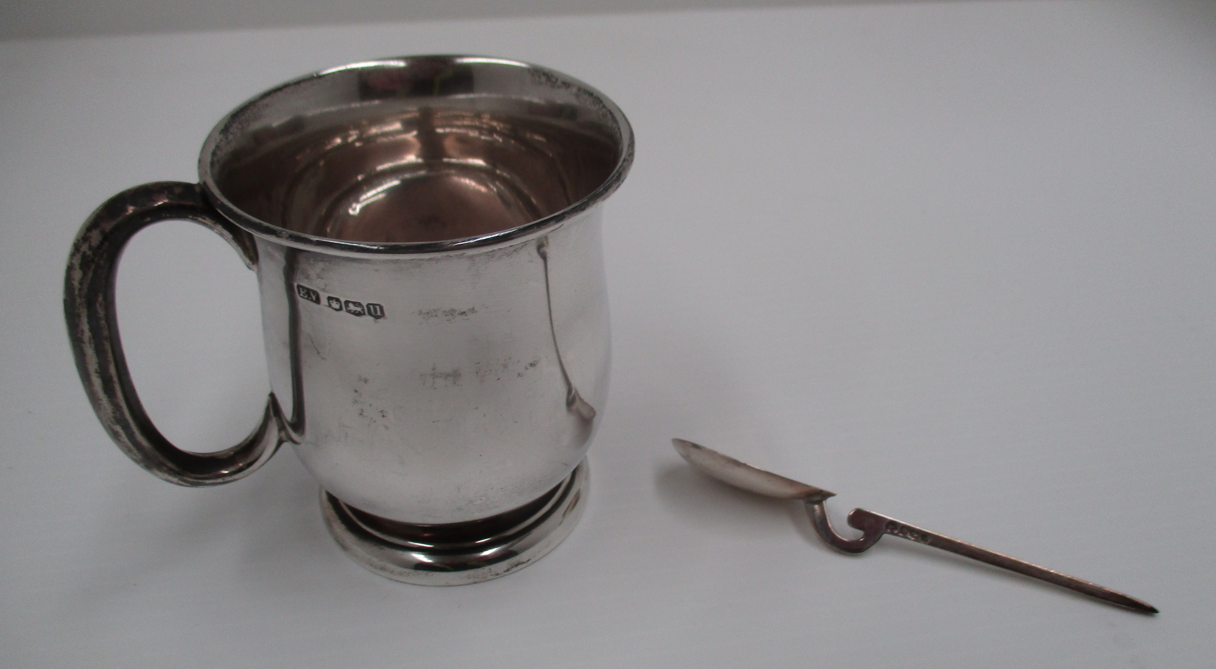 A silver baluster Christening mug with plain handle, Sheffield 1937, 7.