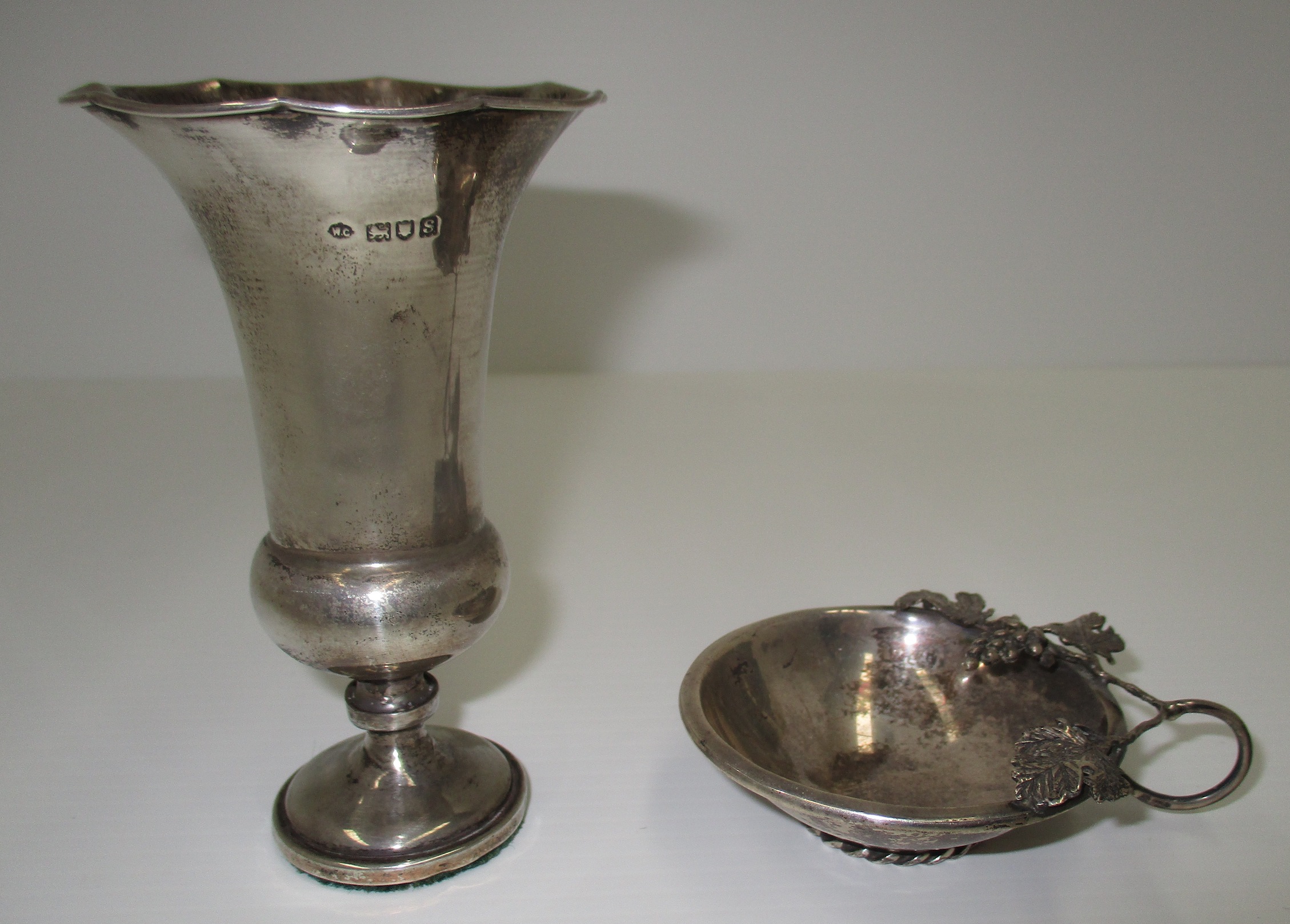 A silver urn shaped vase on circular foot by William Chawner, London 1913,