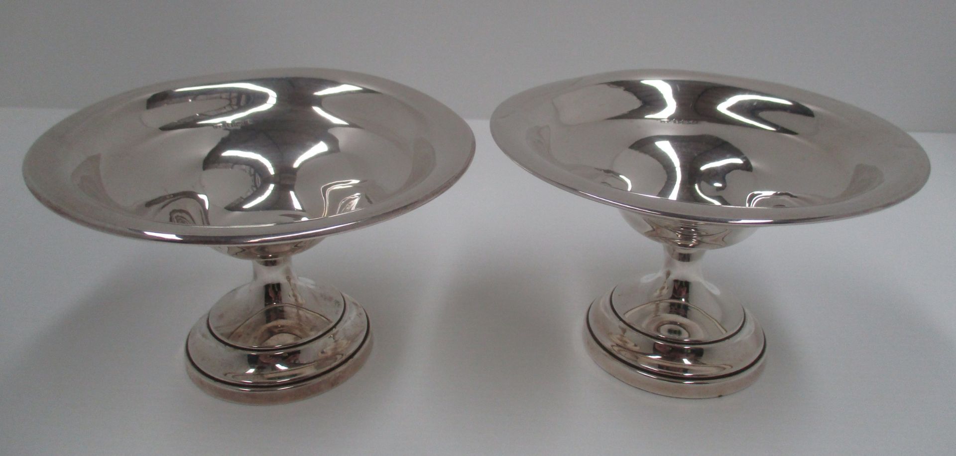 A pair of circular silver tazze on pedestal feet, Birmingham 1922, 14 cm dia. [2].