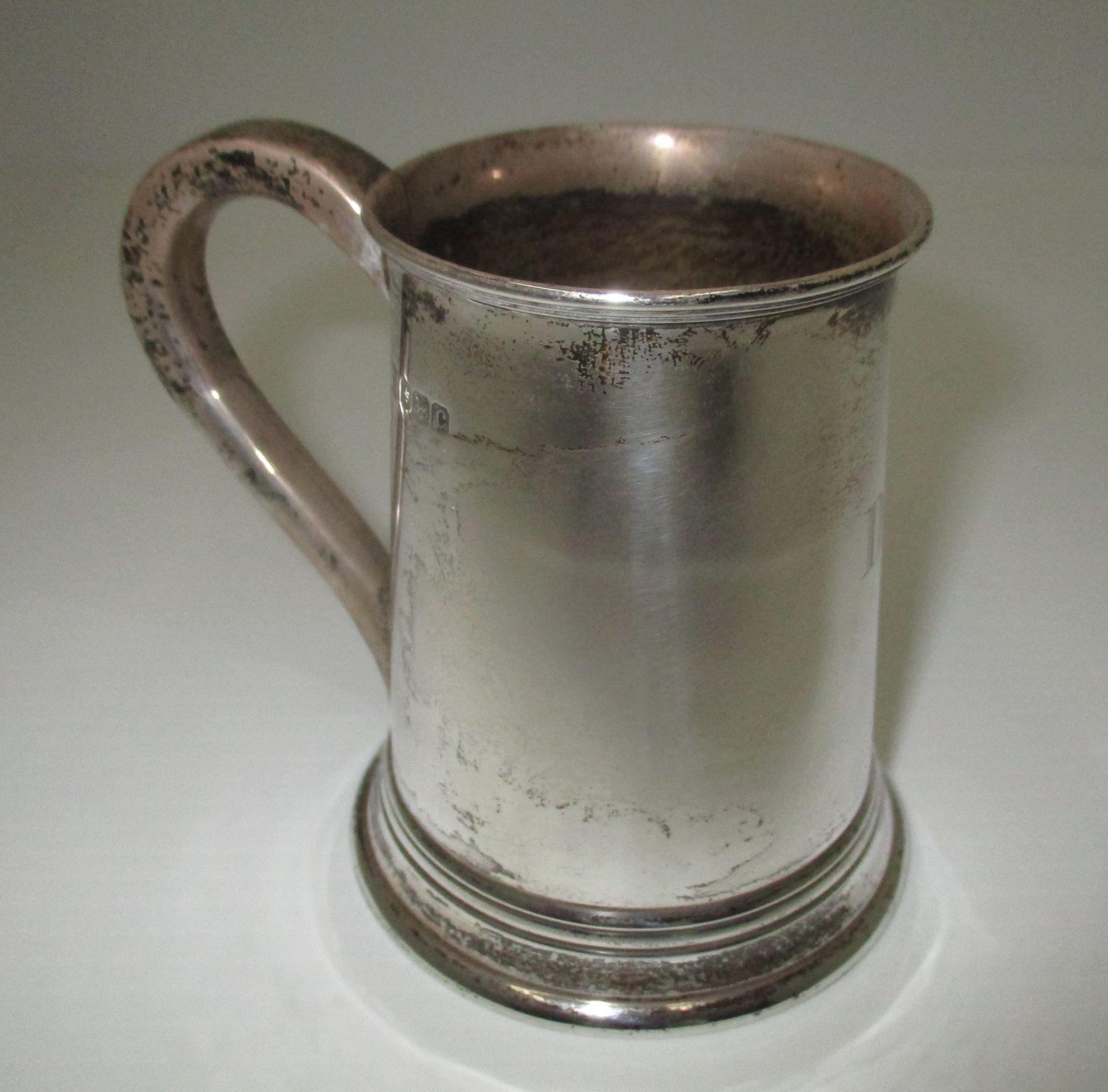 A silver Christening mug of tapered cylindrical form by Thomas Bradbury & Sons, Sheffield 1920, 8. - Image 4 of 4