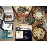 Contents to tray - quantity of jewellery boxes and a quantity of costume jewellery including