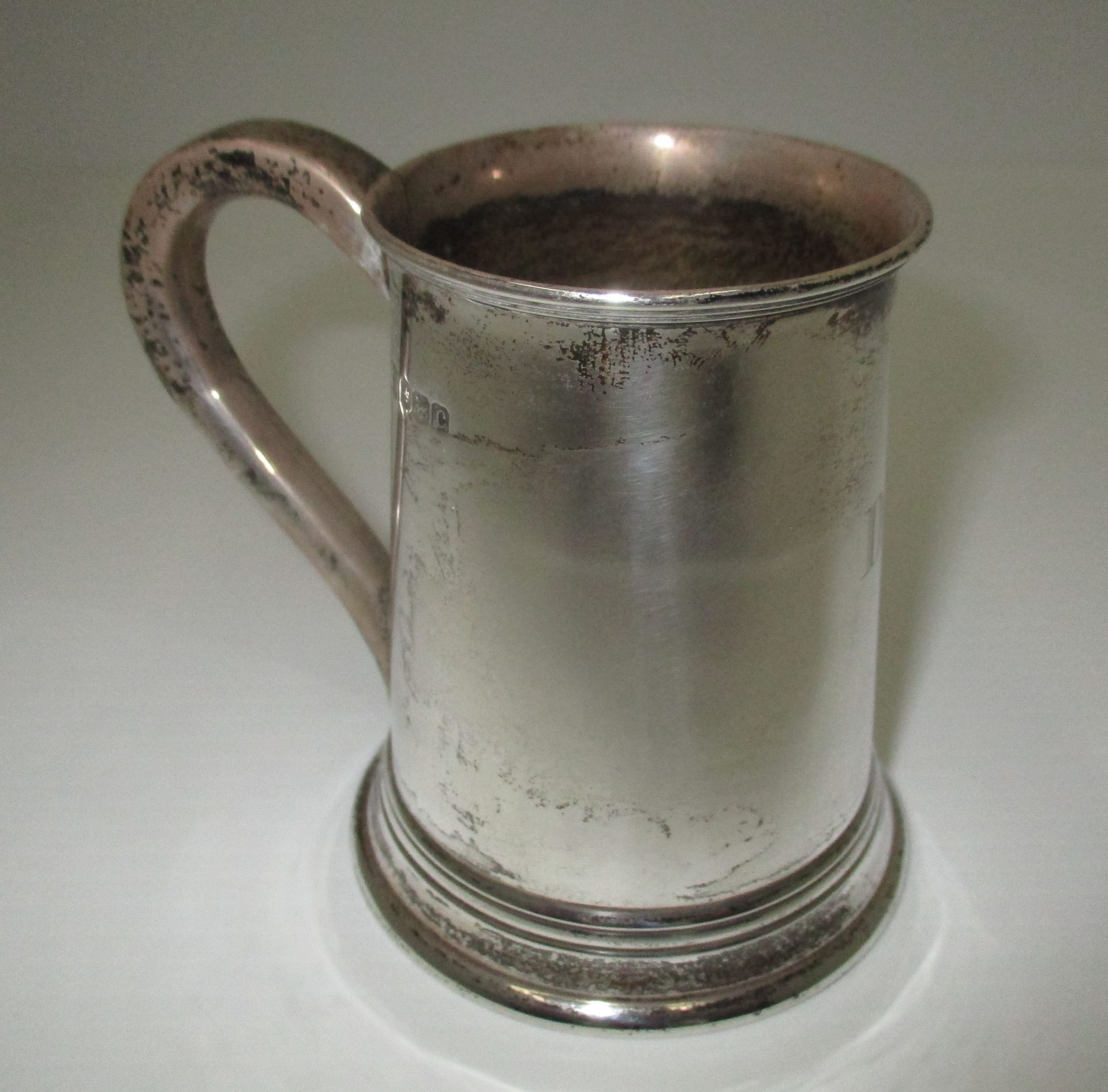 A silver Christening mug of tapered cylindrical form by Thomas Bradbury & Sons, Sheffield 1920, 8. - Image 3 of 4