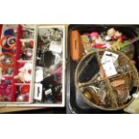 Contents to jewellery box tray - quantity of assorted costume jewellery including earrings, bangles,