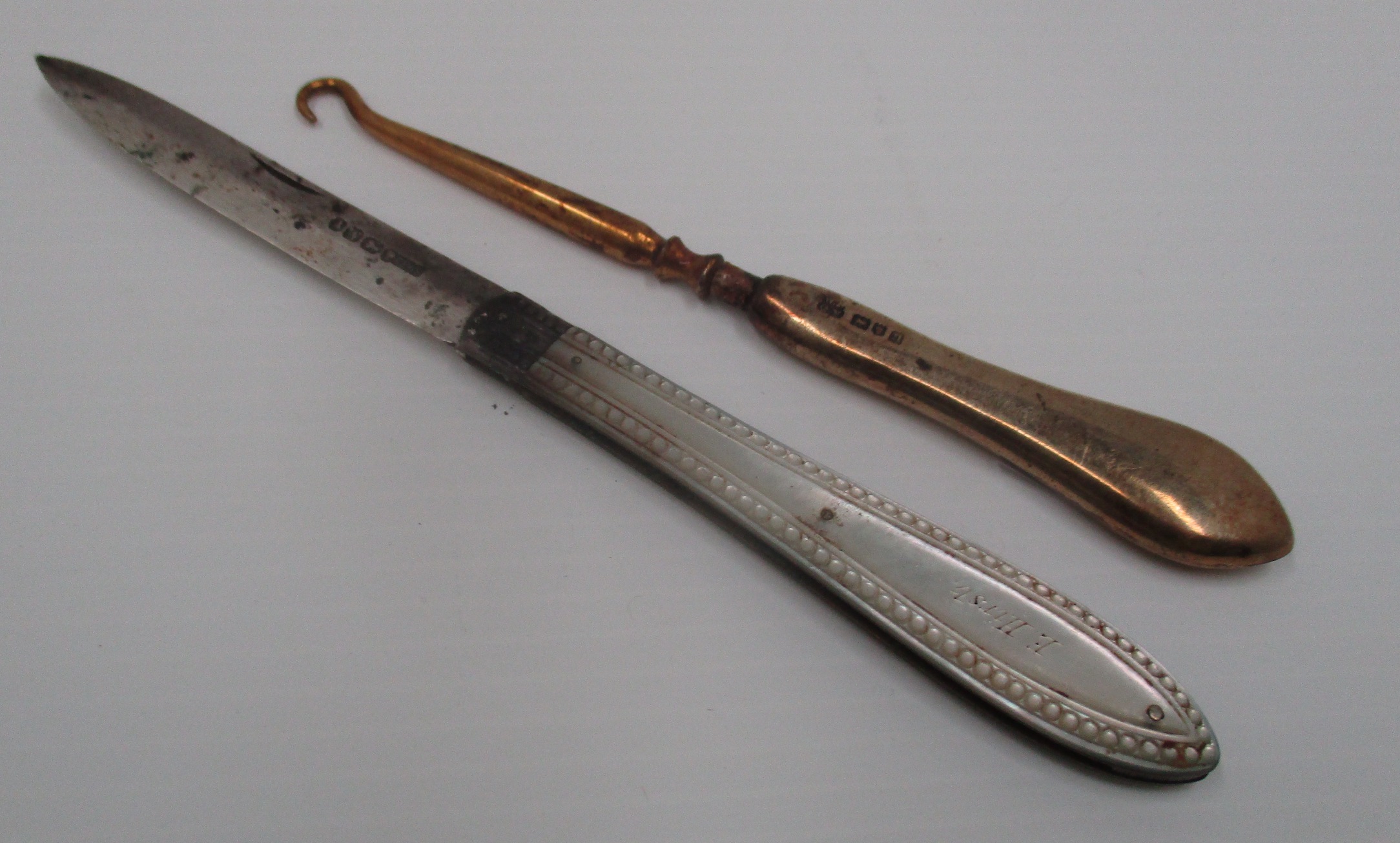 A Victorian silver fruit knife with shaped mother of pearl handle, Sheffield 1846,