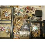 Contents to tray - large quantity of assorted costume jewellery including brooches, rings, chains,