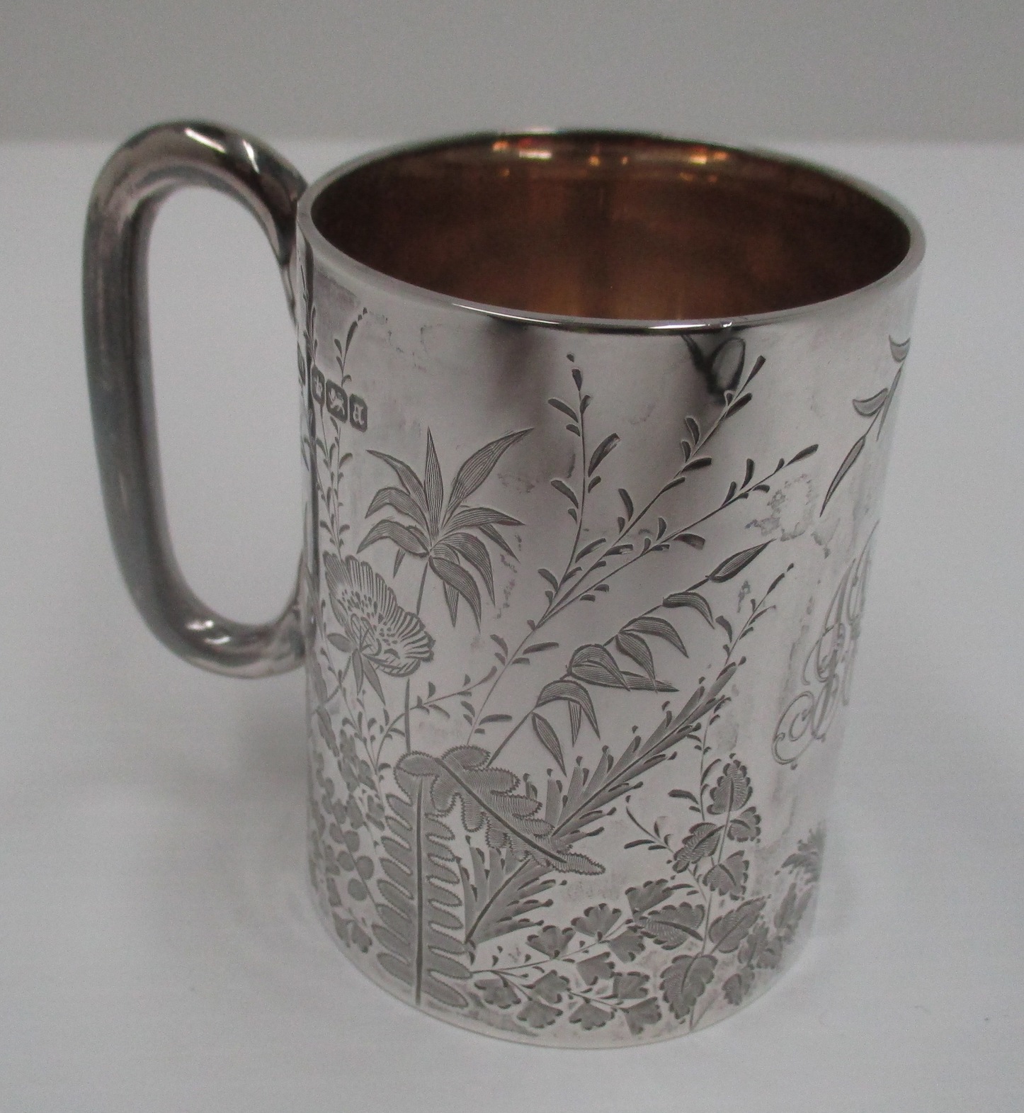 A Victorian silver cylindrical mug with fern and floral etched decoration, Sheffield 1893, 8 cm. - Image 3 of 3