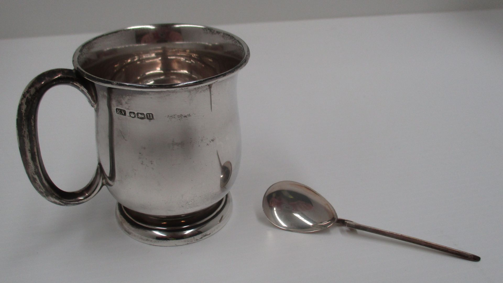 A silver baluster Christening mug with plain handle, Sheffield 1937, 7. - Image 3 of 4