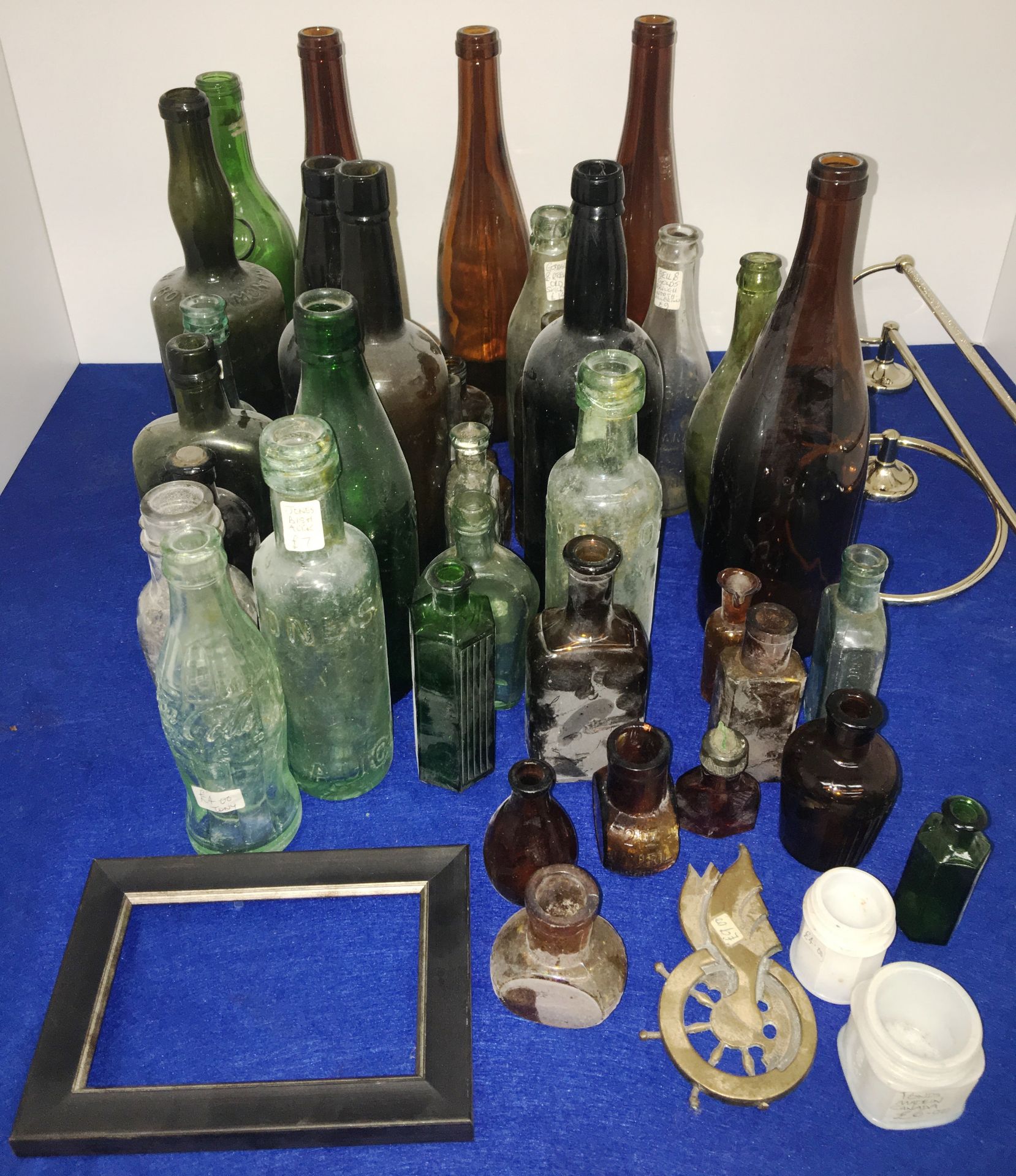 A large collection of 19th and early 20th century bottles - Image 3 of 3