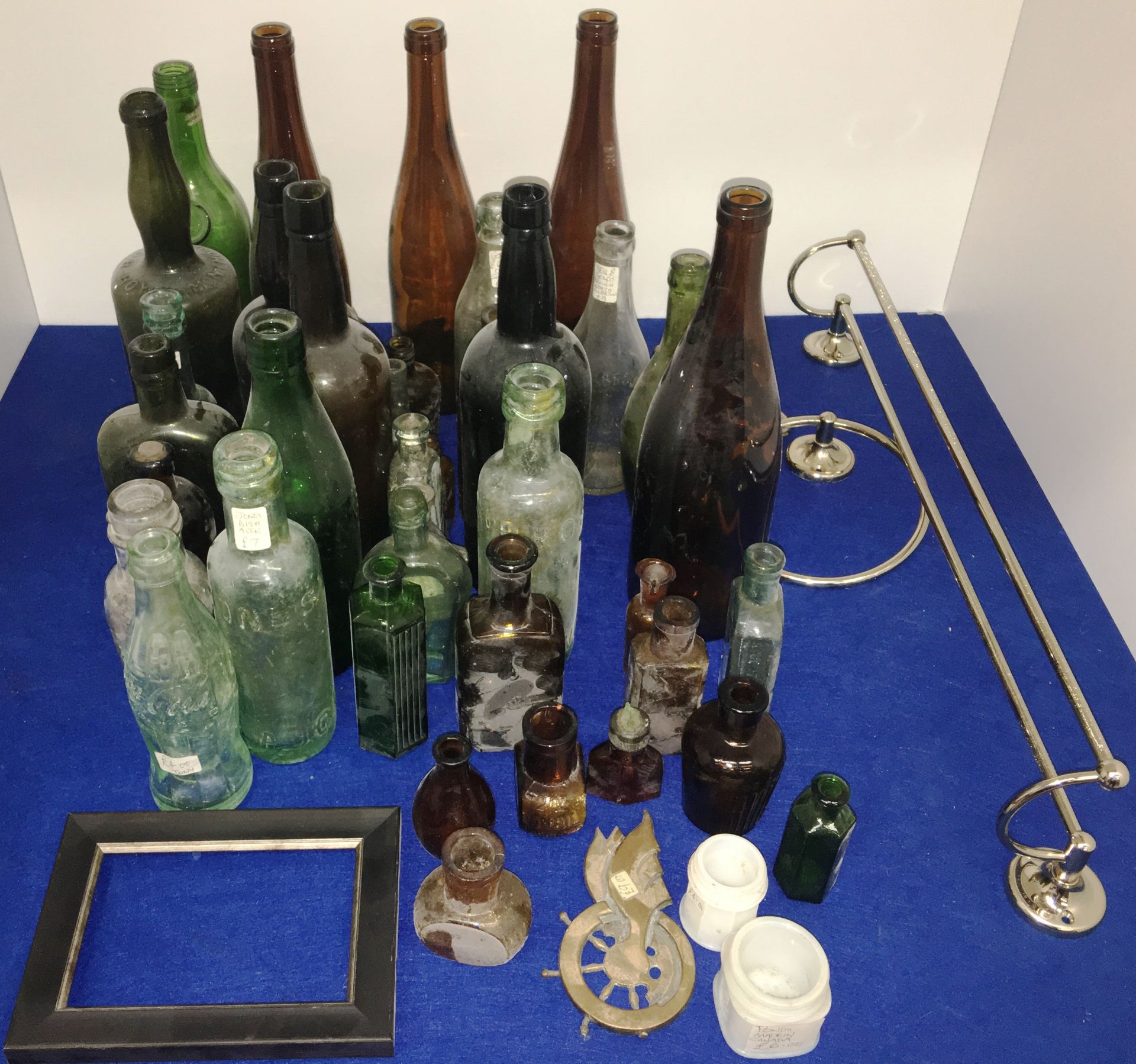 A large collection of 19th and early 20th century bottles - Image 2 of 3