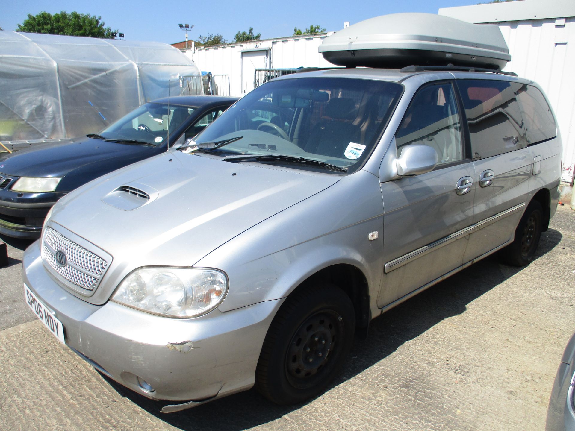 KIA SEDONA L 2.9L MPV - diesel - silver - Image 2 of 3