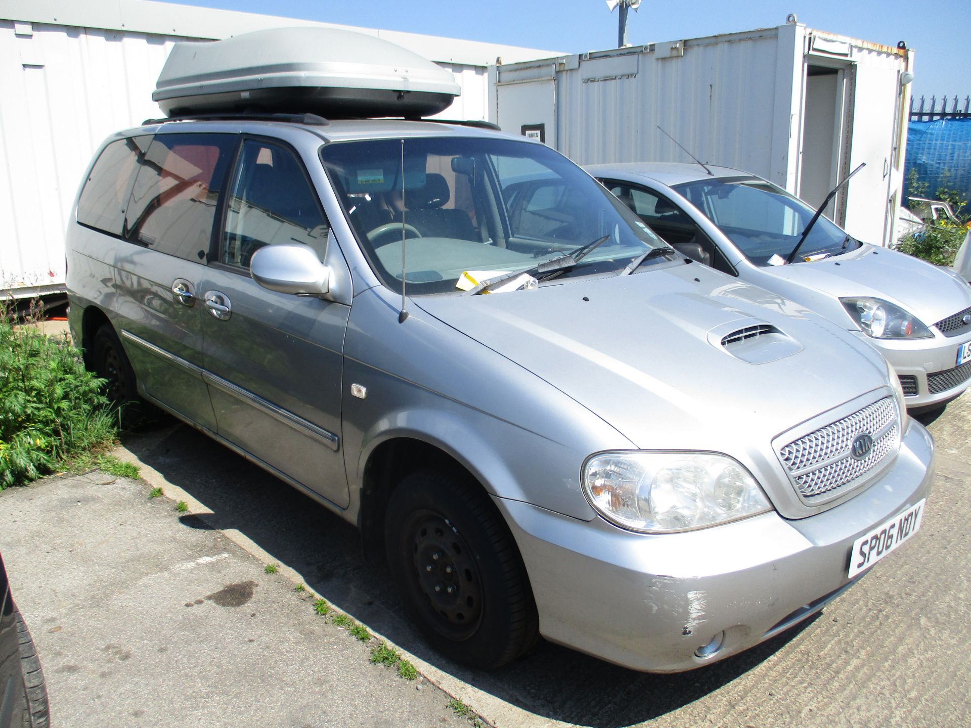 KIA SEDONA L 2.9L MPV - diesel - silver - Image 3 of 3