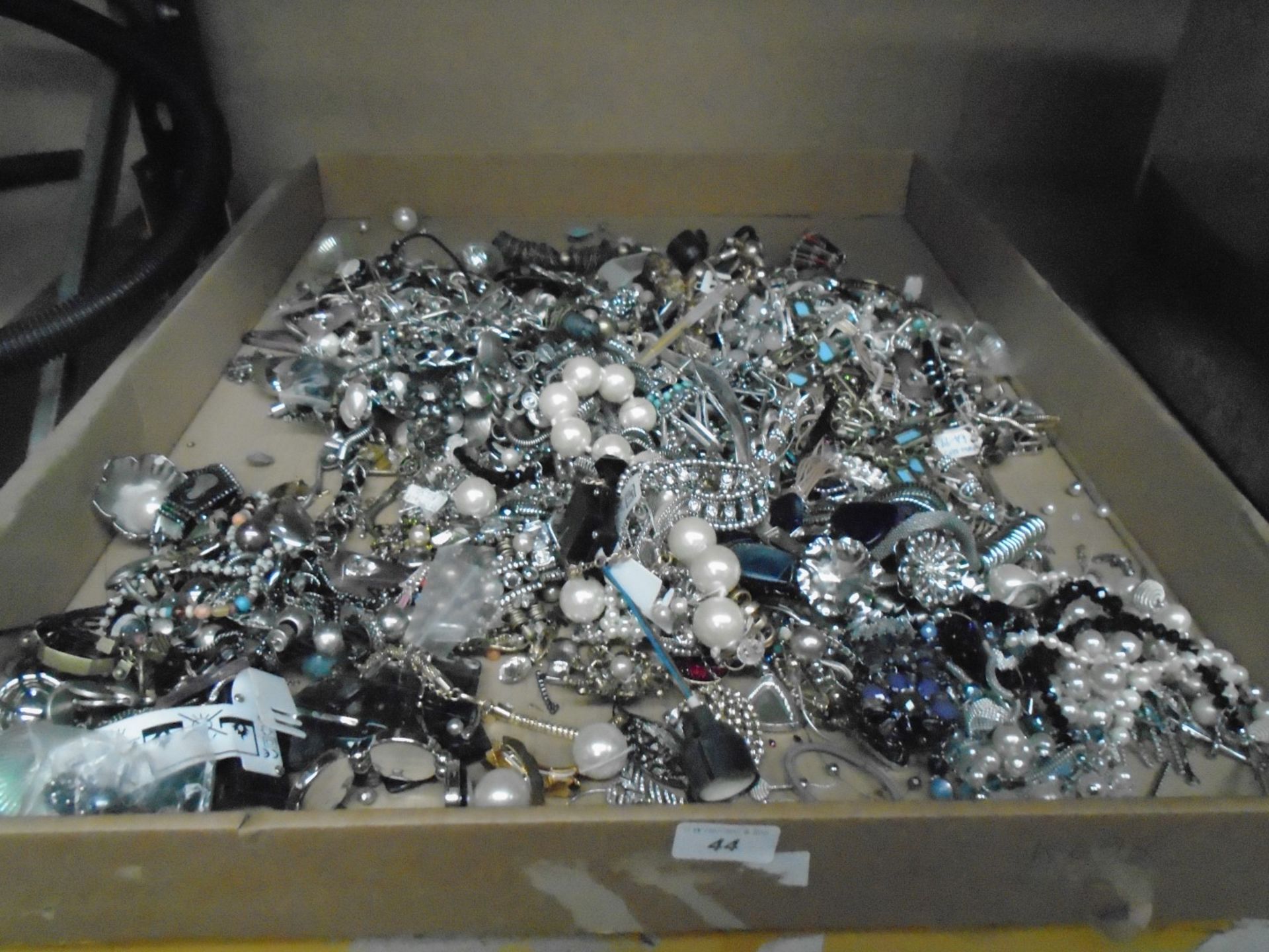 Contents to tray - quantity of assorted costume jewellery
