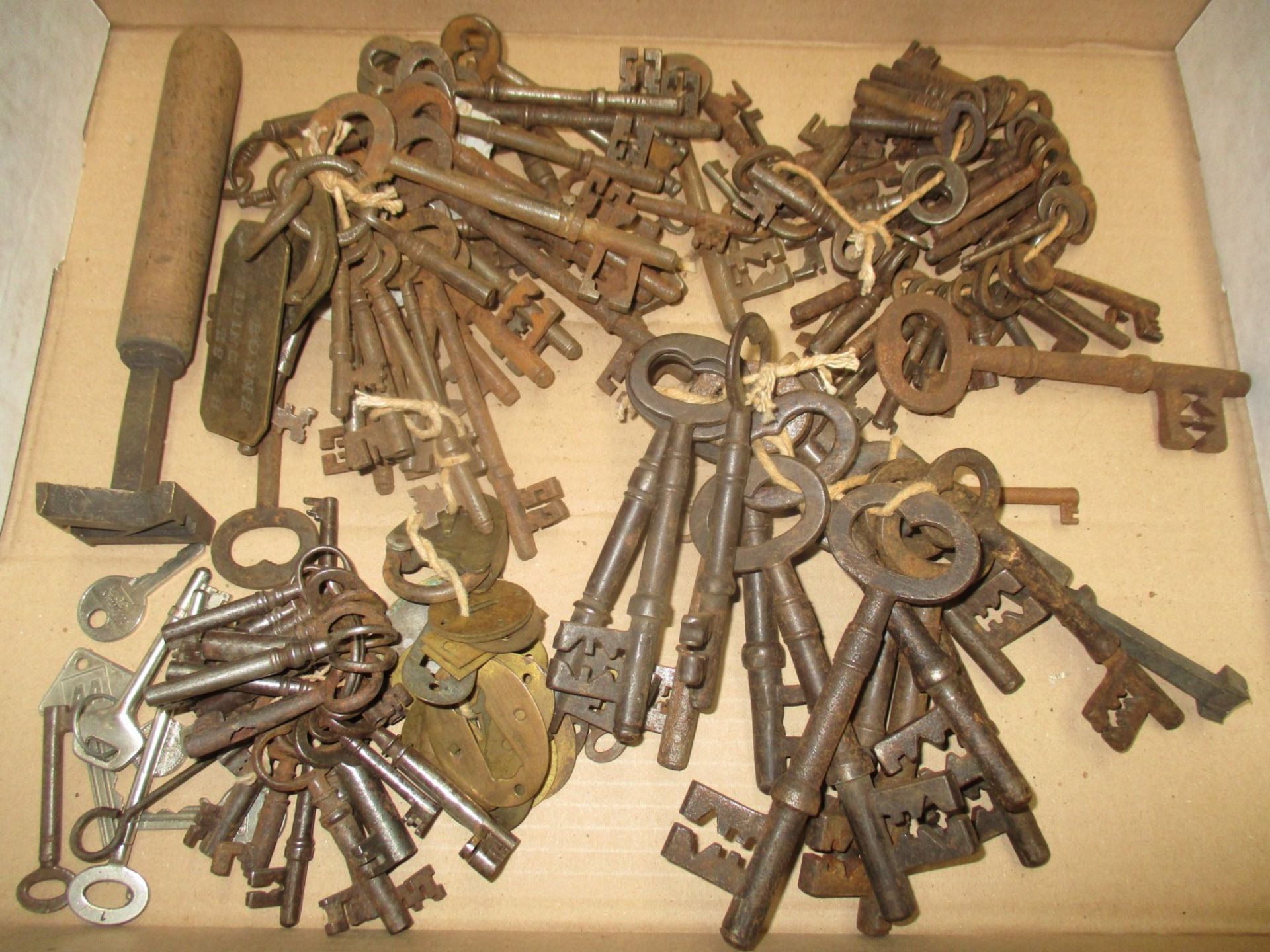 Contents to tray - a large quantity of vintage keys