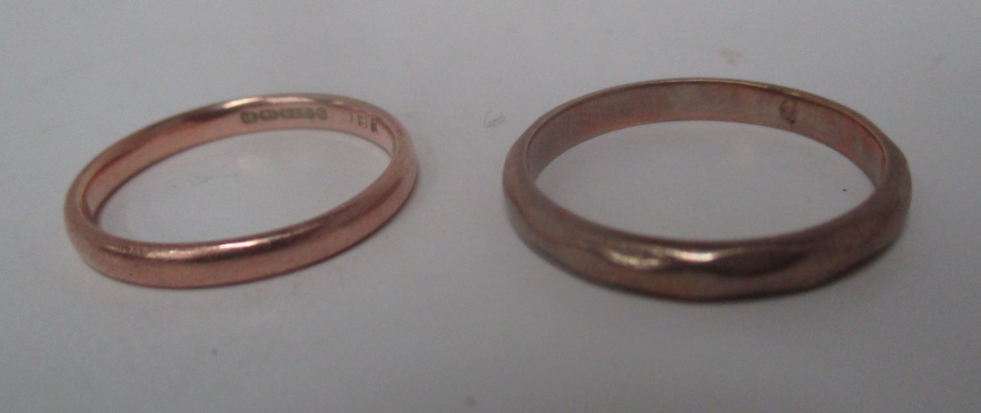 2 x 9ct gold wedding bands (total approx. weight 2.