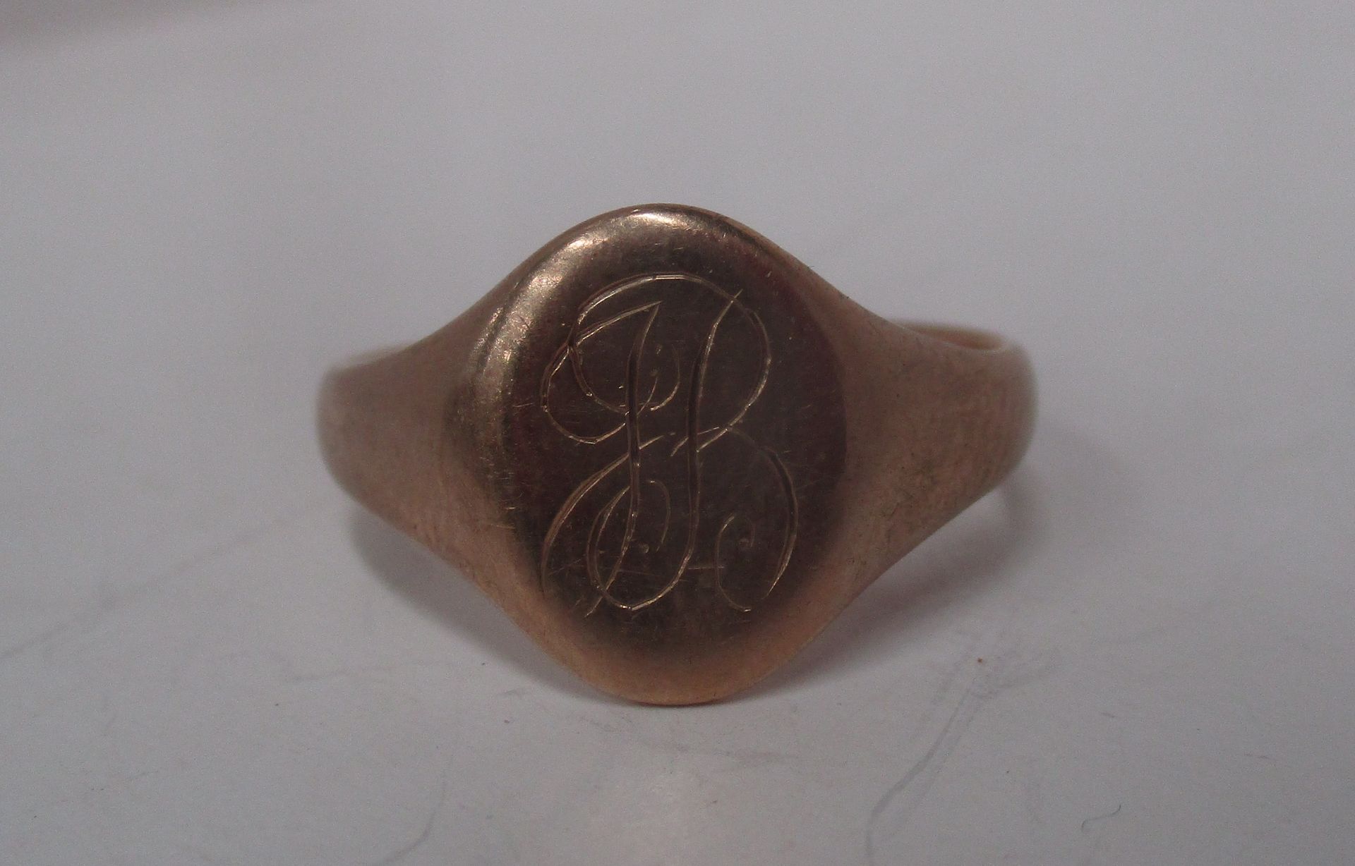 A 9ct gold signet ring (total approx. weight 4.