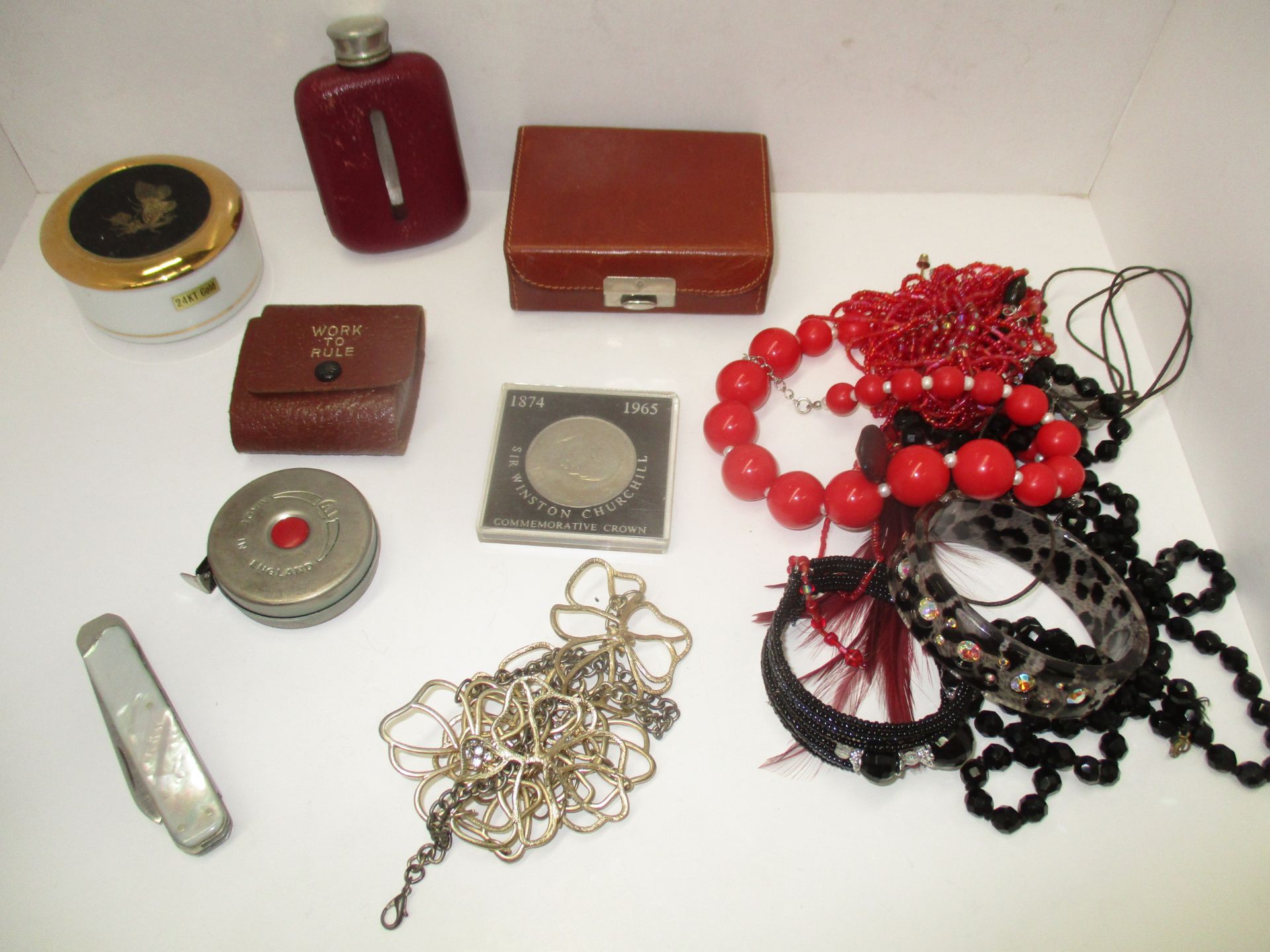 Contents to box - small qty of assorted costume jewellery including necklaces/bangles,