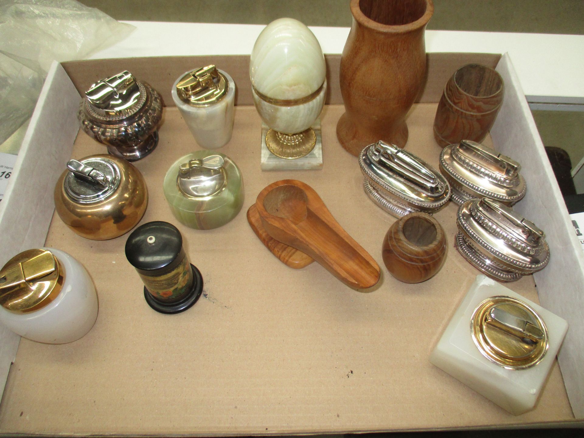 Contents to tray - a quantity of onyx and other table lighters