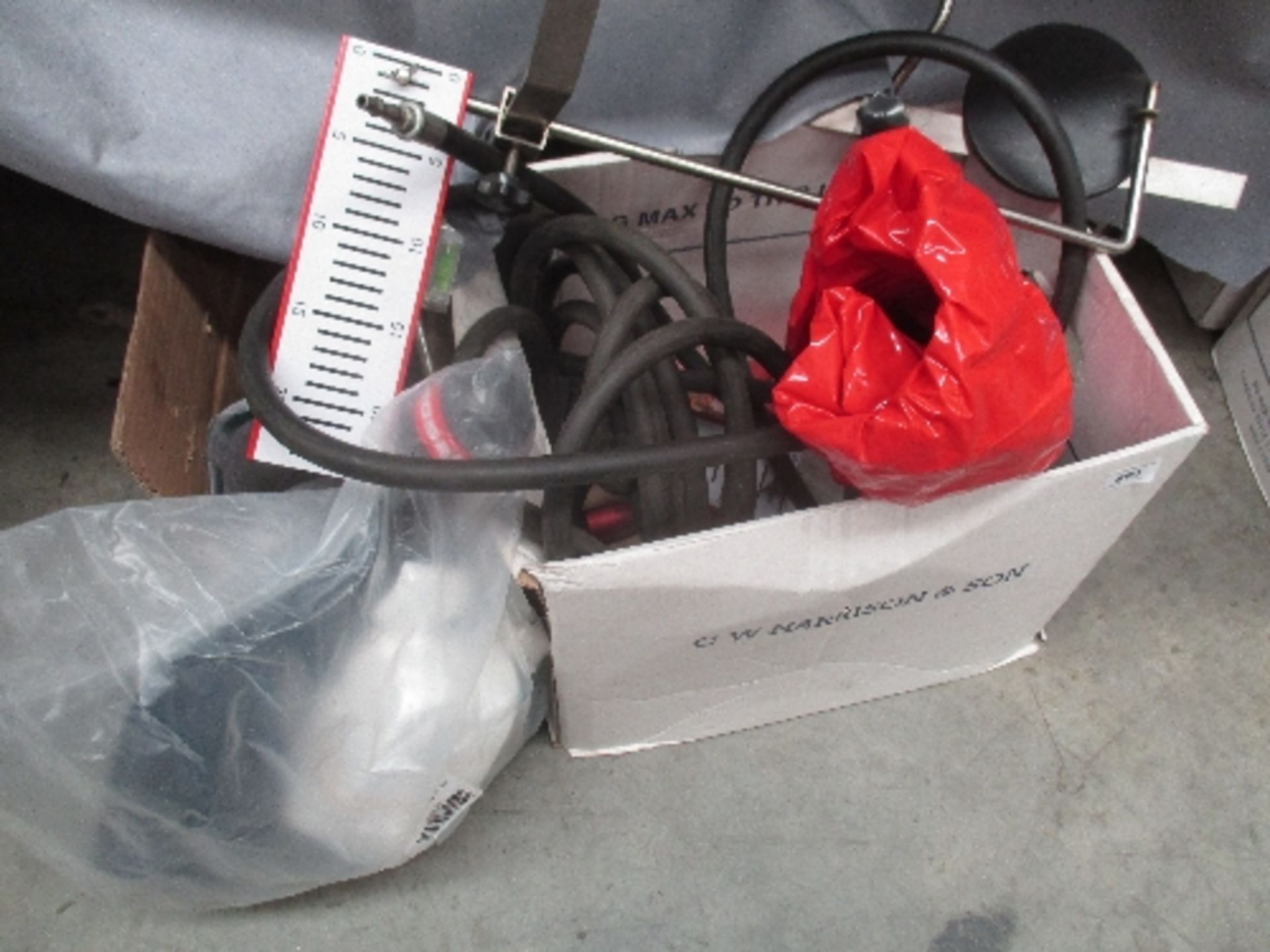 Contents to box - 2 x towing bolt arms, metal towing balls, cable, waterproof cover, etc