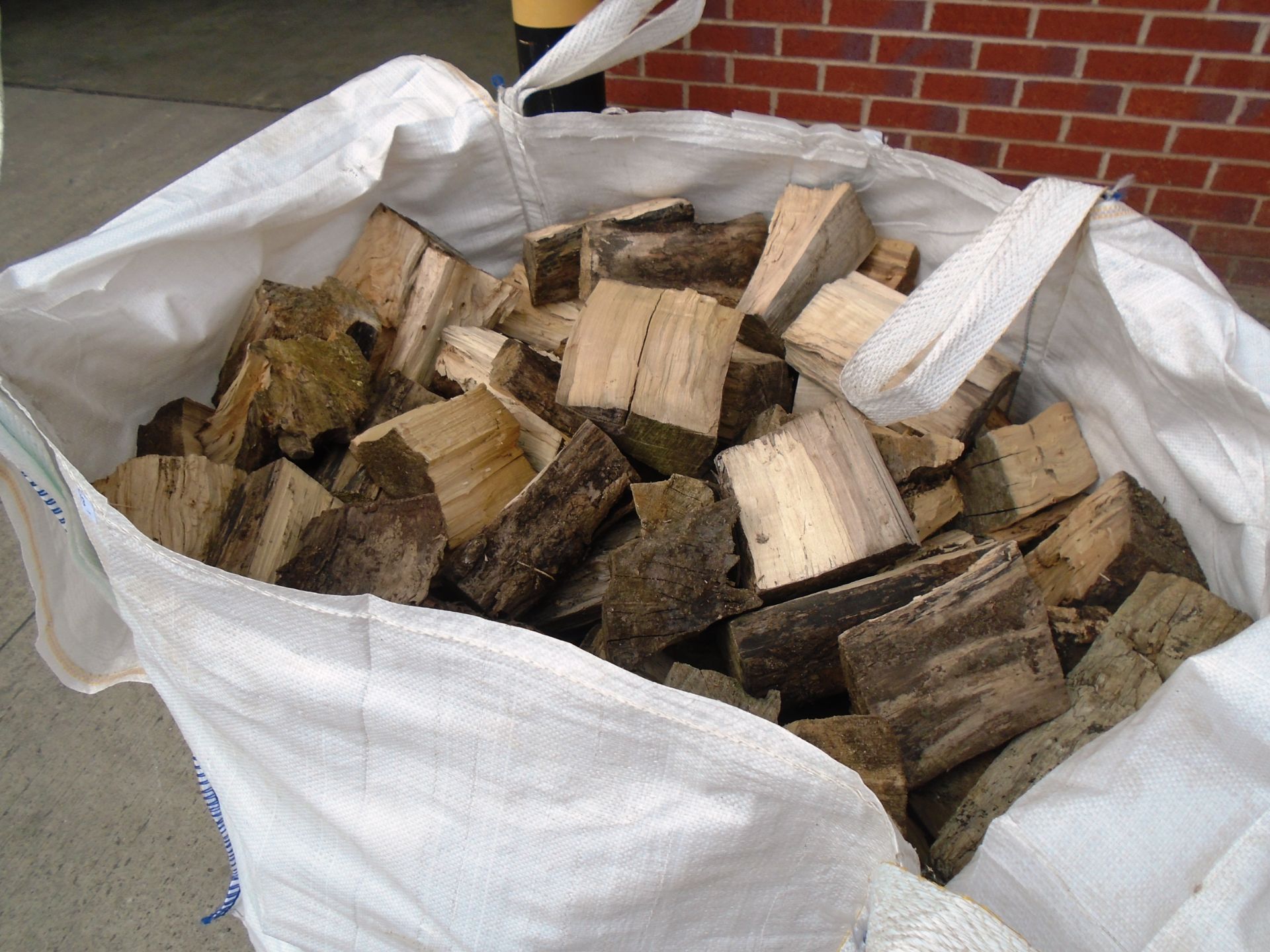 Contents to builders sack - quantity of natured extra dry logs