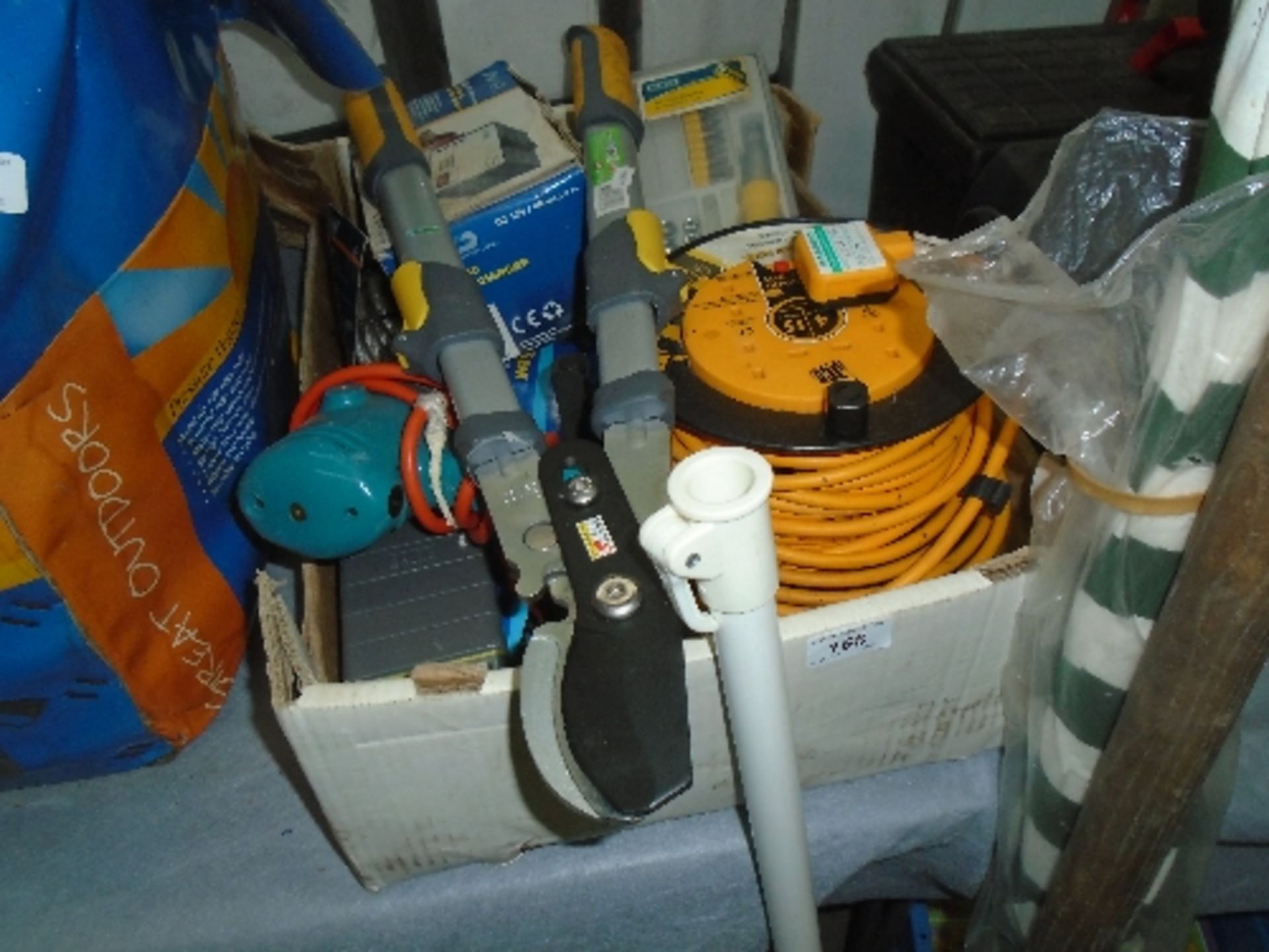 Contents to box - 240v extension reel, hammer drill, ratchet set, garden spade, parasol etc