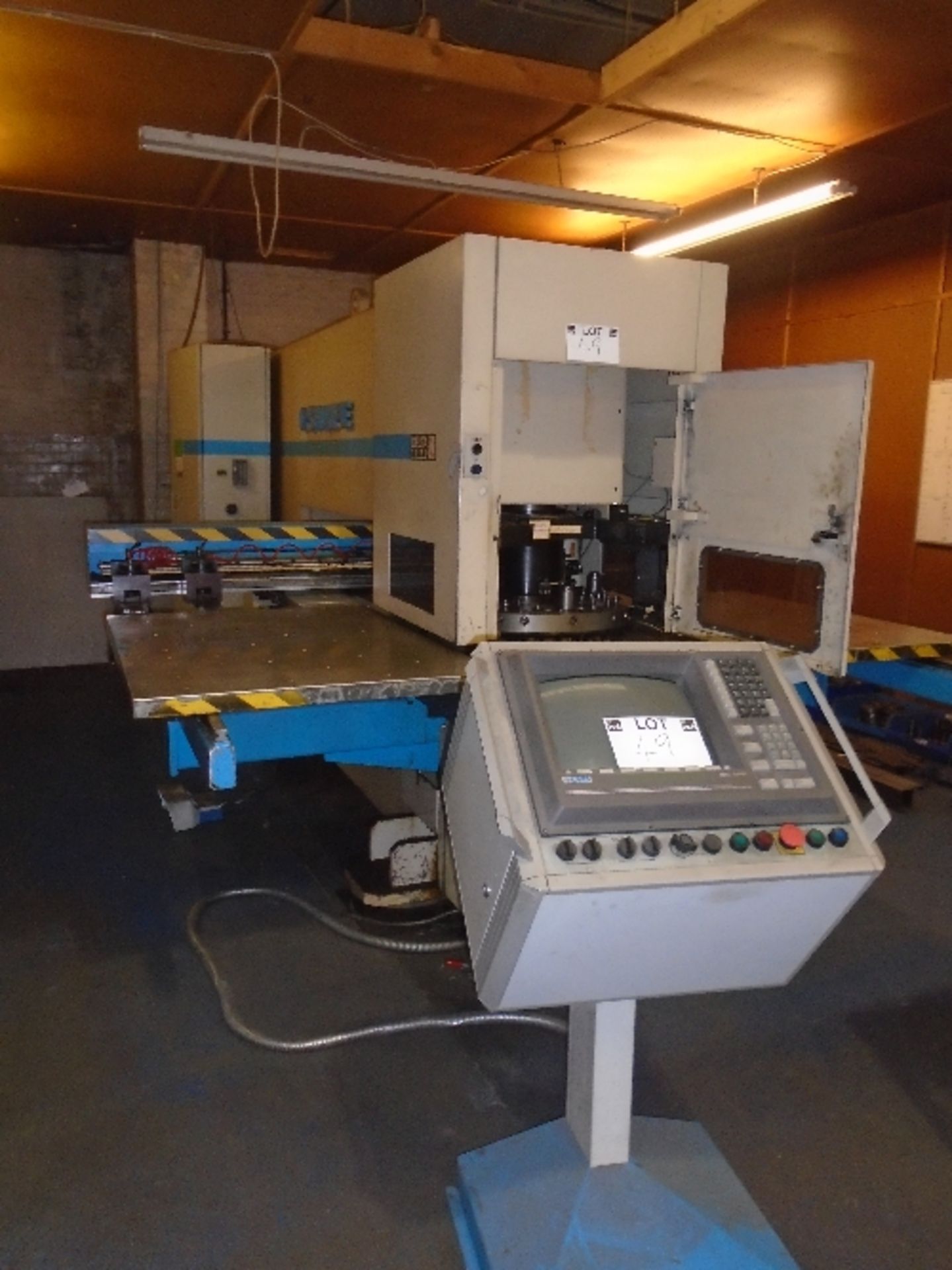 A LVD DELTA 1250 SHAPE INDUSTRIAL PUNCH MACHINE S/N 22577, YOM 1995,