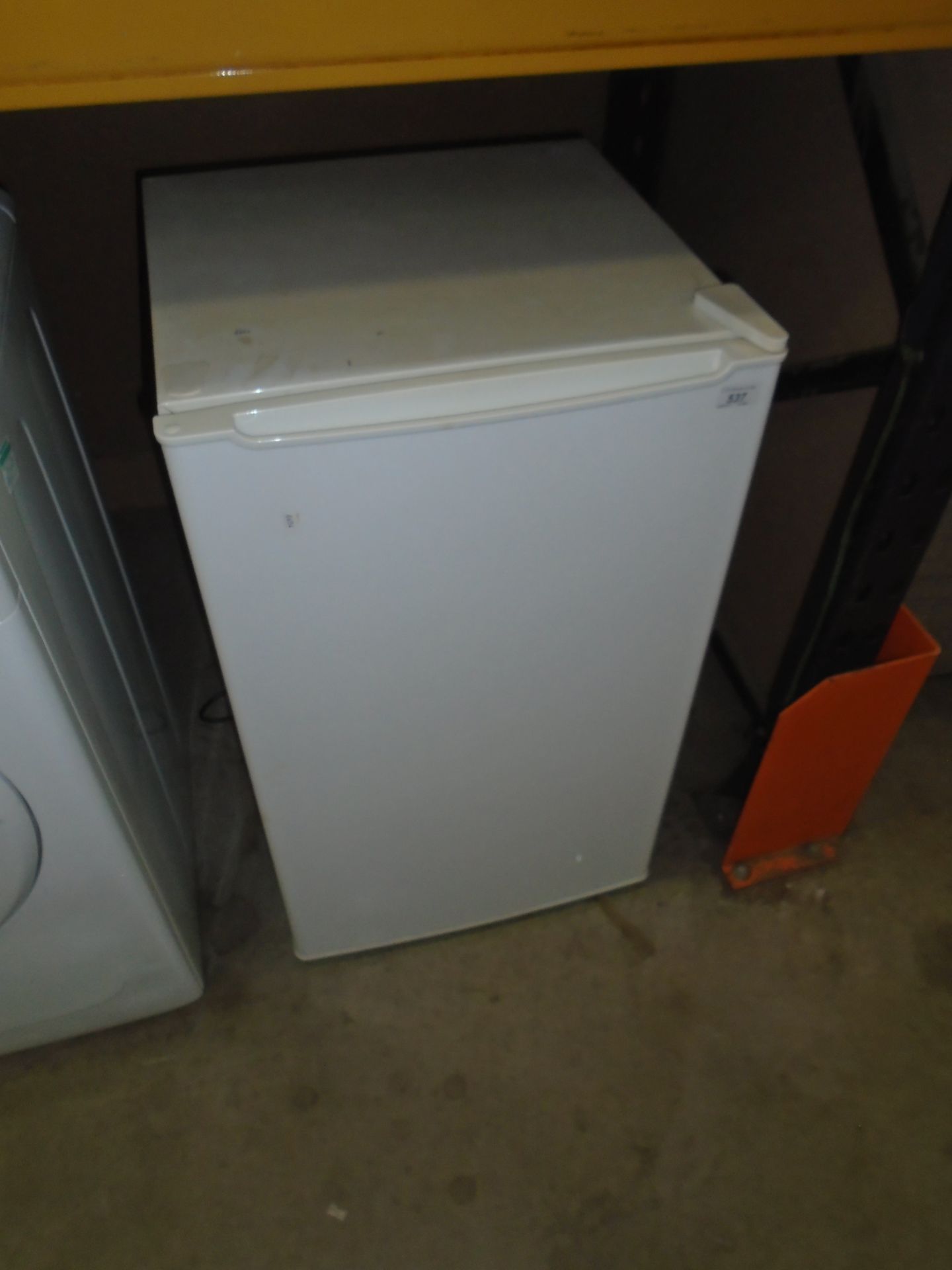 A small under counter fridge ref B-L2W3