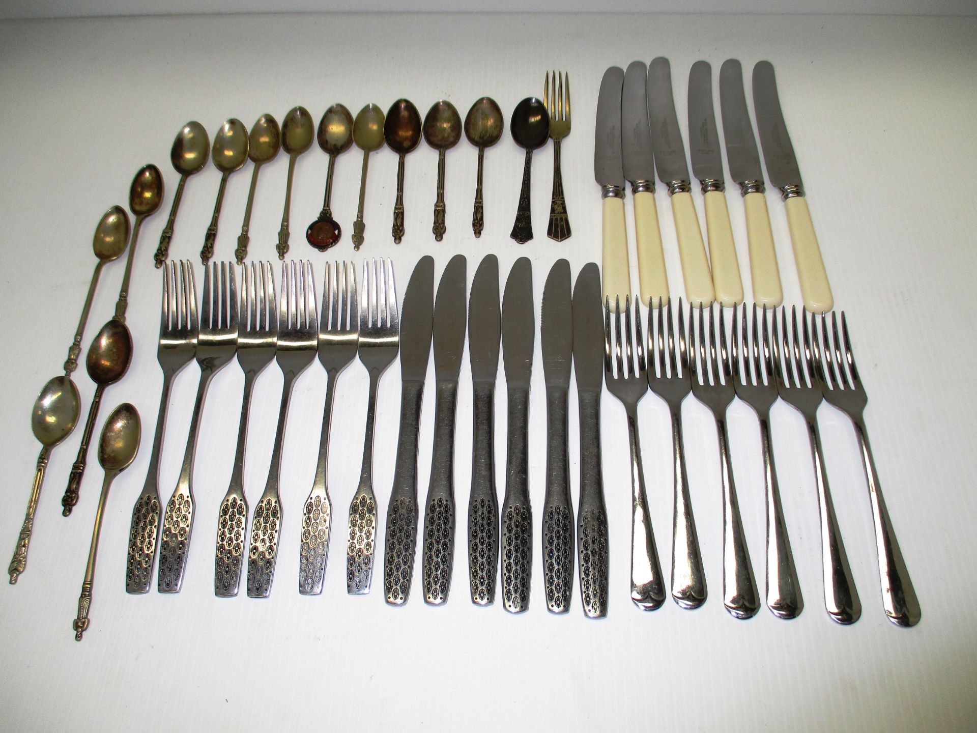 A small quantity of collector's/commemorative teaspoons and a quantity of cutlery