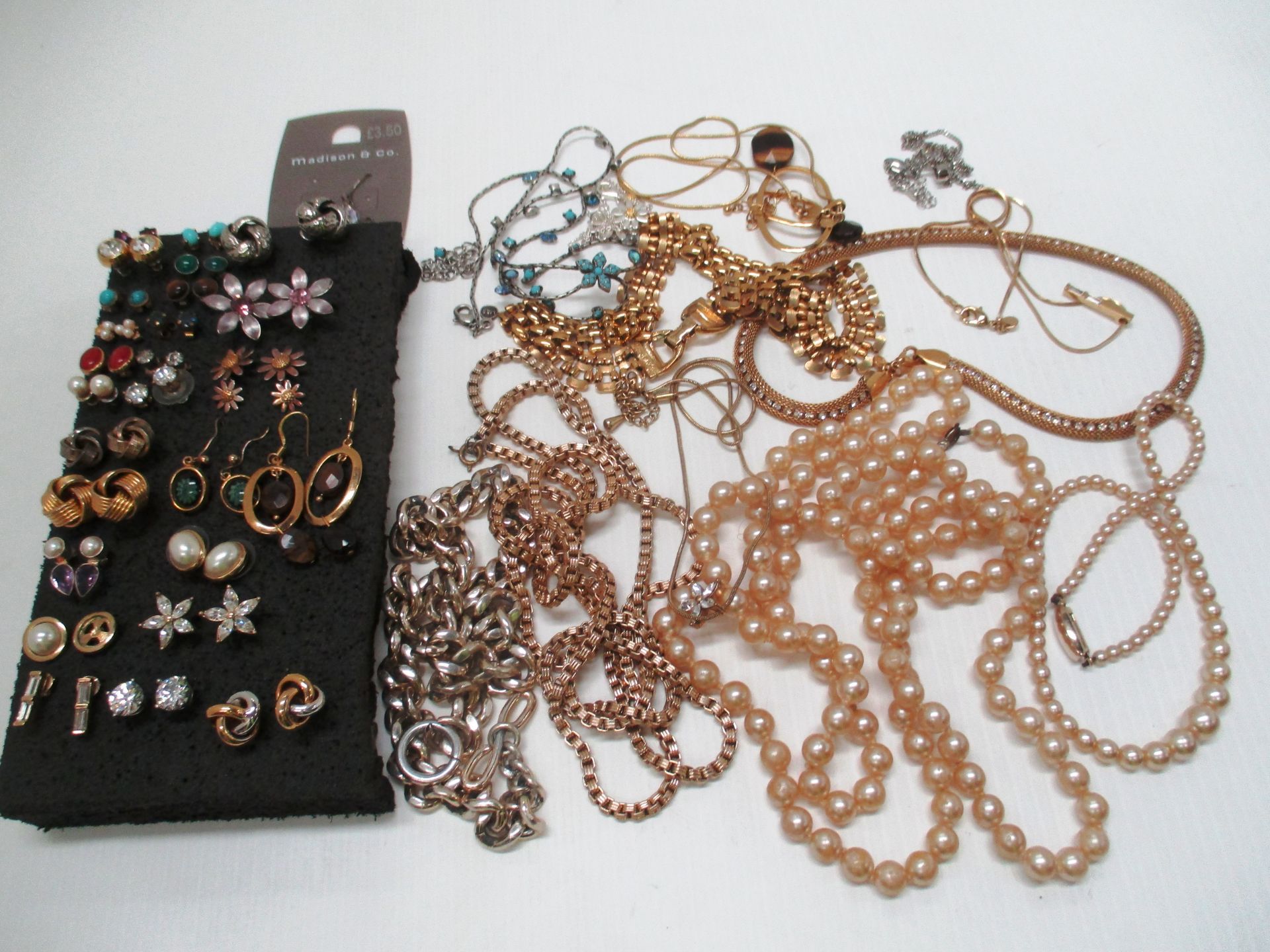 Contents to box - large quantity of assorted pairs of earrings, simulated pearls,