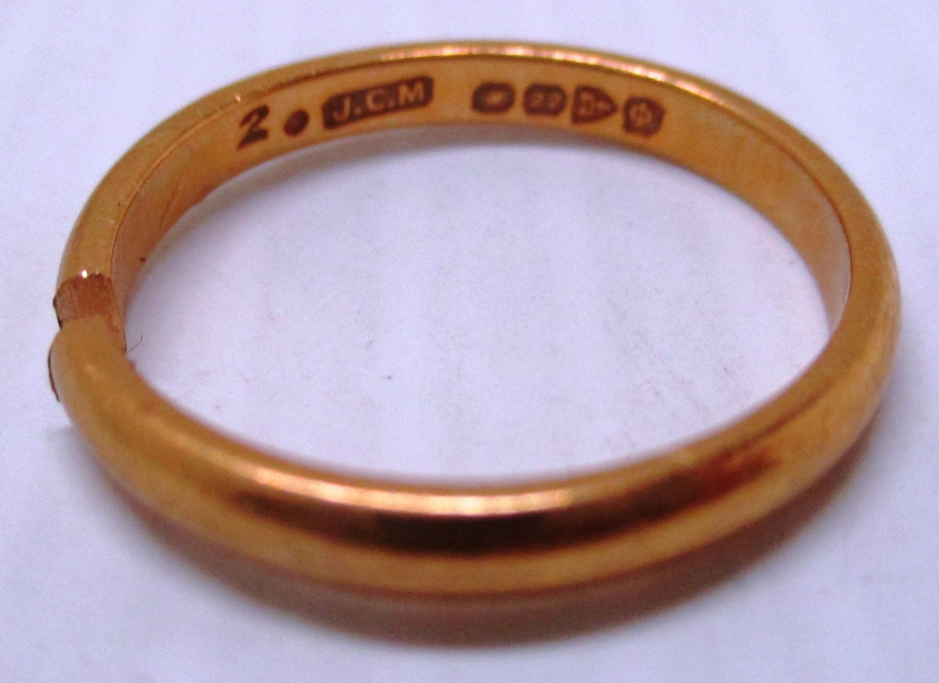 A 22ct gold wedding band (as seen) (total approx weight 3.